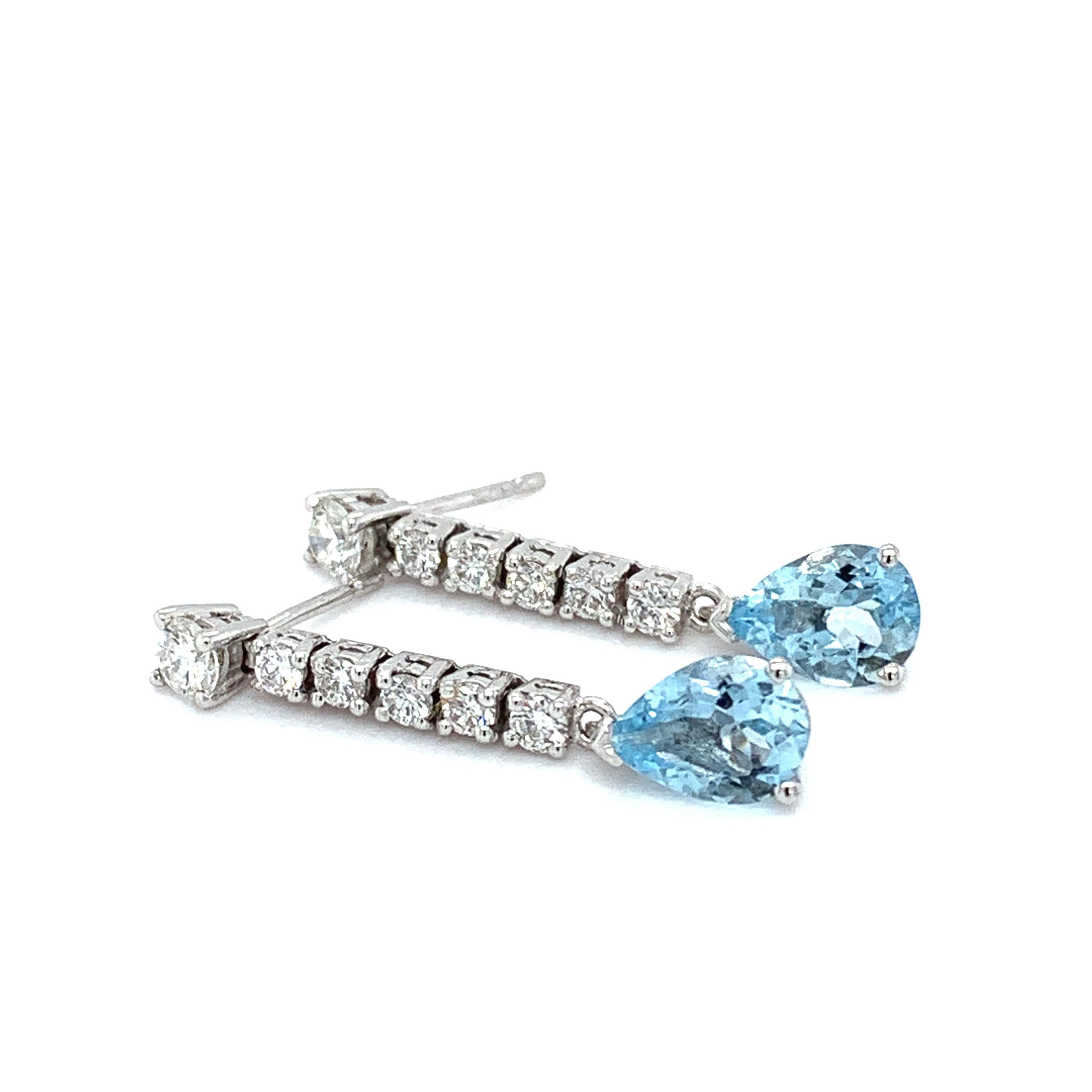 Orecchini a goccia con acquamarina e diamanti in oro bianco 18 carati.
Orecchini a goccia in stile Art déco composti da acquamarina a forma di pera con diamanti tondi brillanti incastonati in oro bianco 18 carati. 
Acquamarina a forma di pera peso