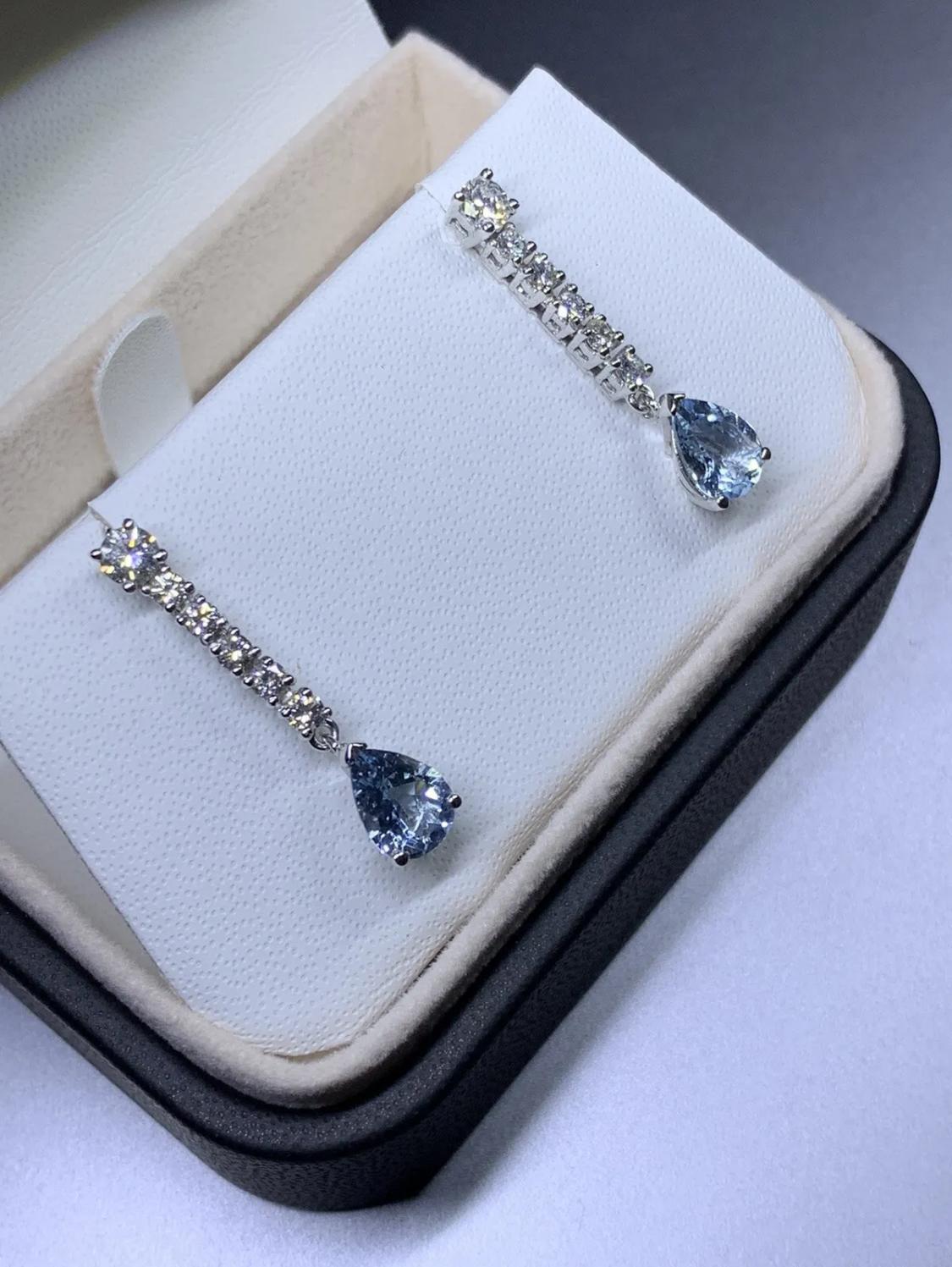 Orecchini a goccia con diamante e acquamarina in oro bianco 18 carati in vendita 1