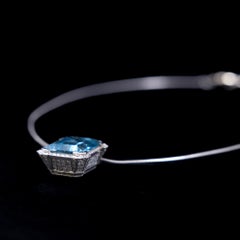 Halskette mit geometrischem Anhänger aus Aquamarin und Diamanten an einer Kette aus 18-karätigem Weißgold