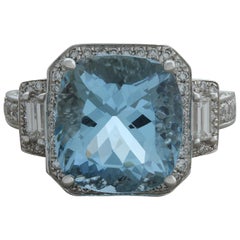 Anillo de cóctel de oro con aguamarina y diamantes