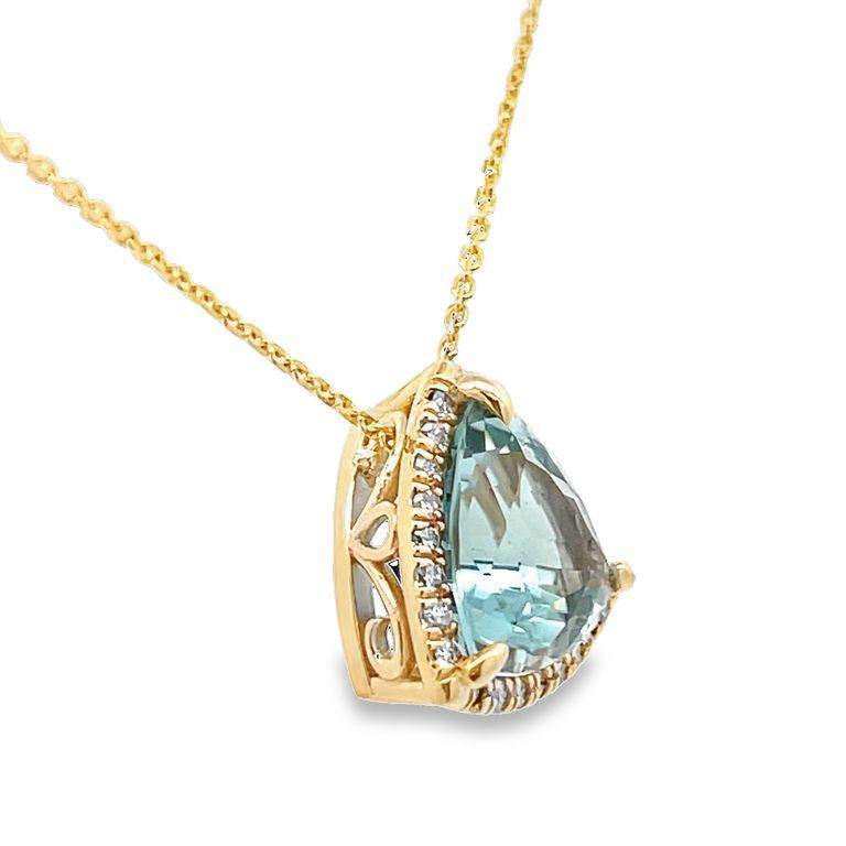 La nostra squisita collana con ciondolo in pietra acquamarina è un'opera d'arte che farà sicuramente girare la testa. Il ciondolo è realizzato con i materiali più pregiati e presenta una splendida pietra di acquamarina a forma di trillo, con un peso