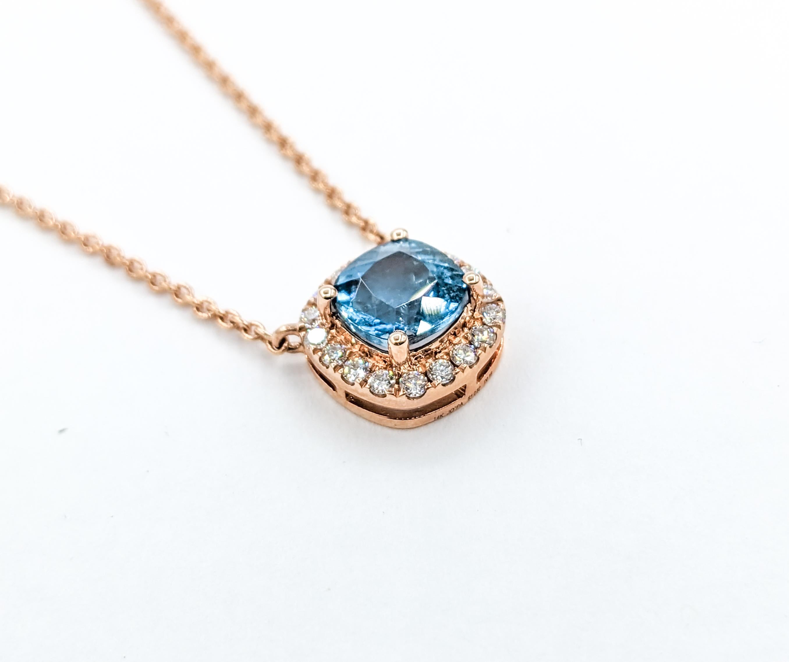 Aquamarin- und Diamant-Anhänger mit Kette

Wir präsentieren einen atemberaubenden Anhänger aus exquisitem 14-karätigem Roségold. Dieses bezaubernde Schmuckstück besticht durch ein Gesamtgewicht von 0,16 Karat an Diamanten. Die Diamanten mit ihrer