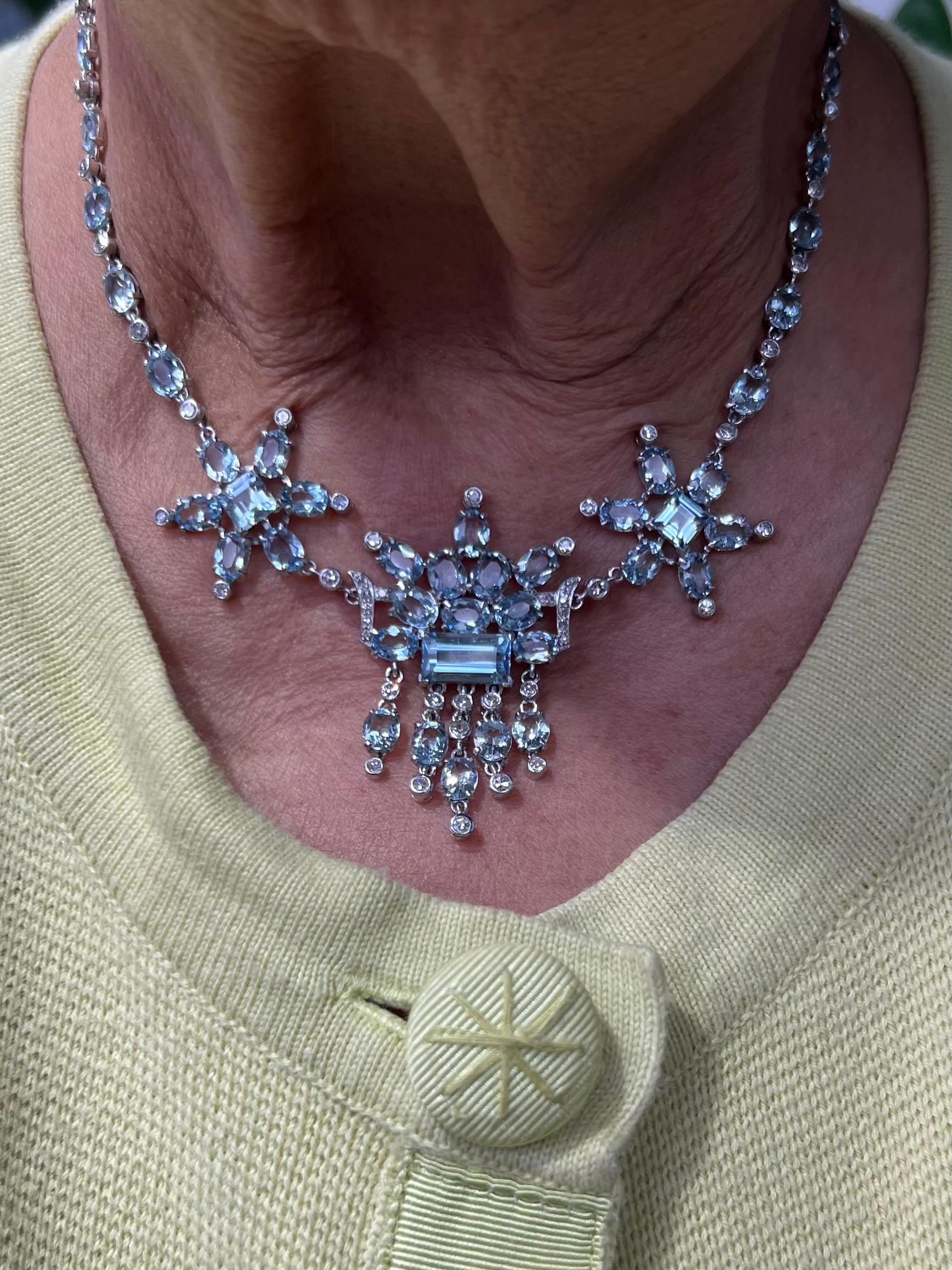 Collana vintage con frange di acquamarina e diamanti in platino, anni '50 circa.

La collana Vintage Aquamarine Diamond Platinum Fringe Necklace, risalente agli anni '50, esemplifica l'opulenza e l'intricata abilità artigianale caratteristica del