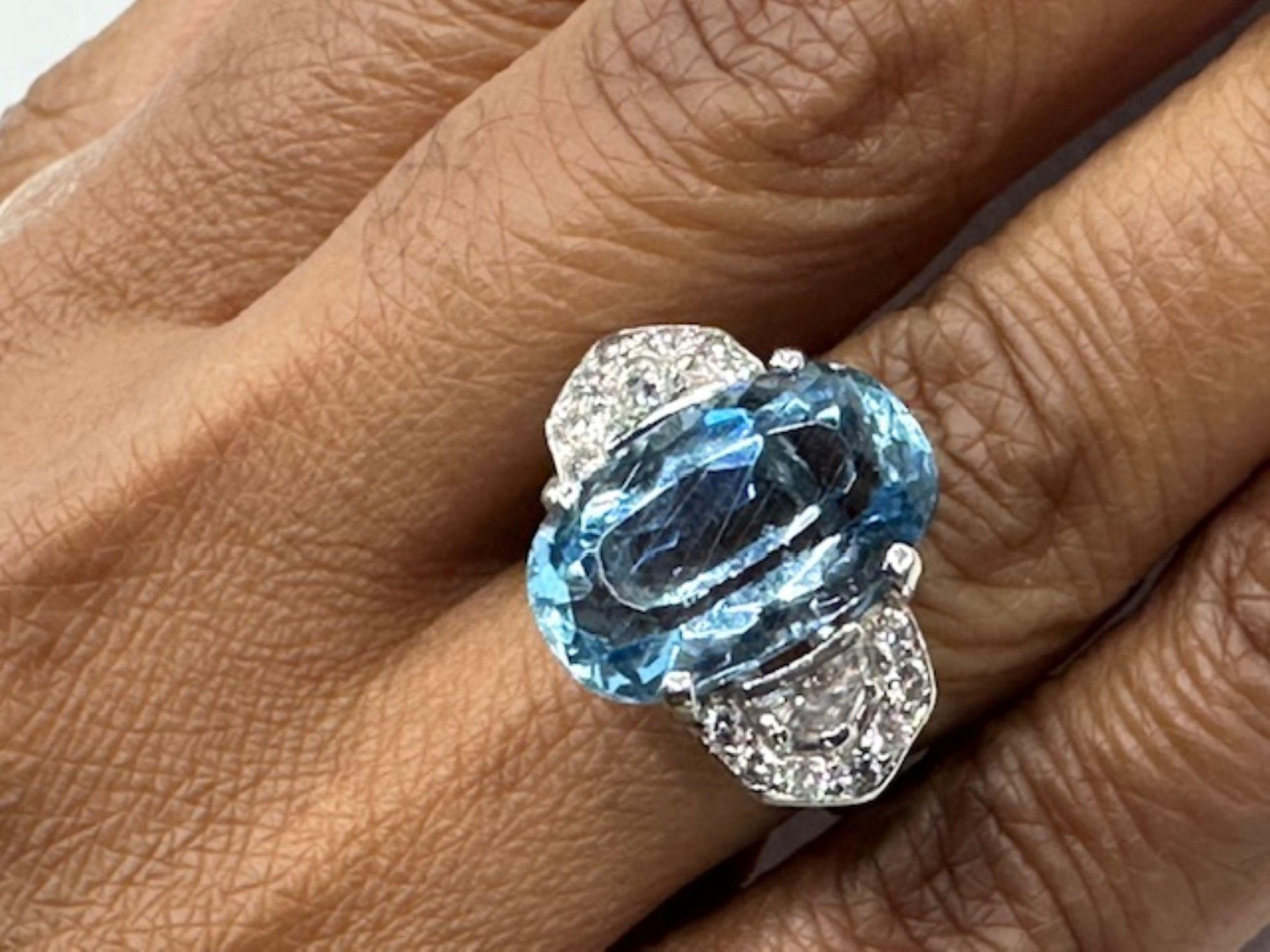 Taglio misto Anello in platino con diamante e acquamarina in vendita