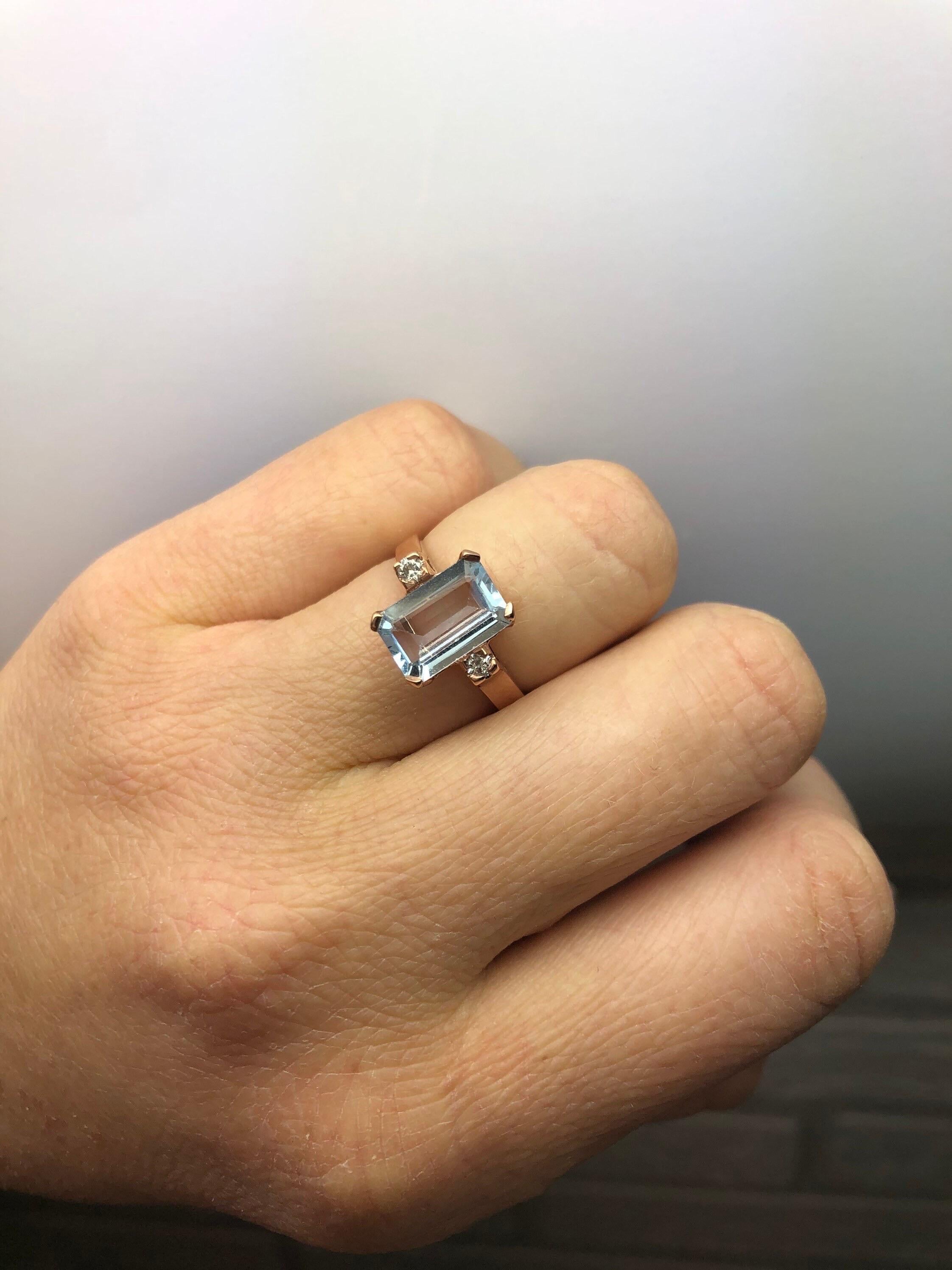 Un anello di acquamarina unico, audace e moderno! L'anello è in stile Art Deco, con linee rette e nessun extra. La lavorazione è davvero ottima e la pietra è una bella acquamarina di colore blu medio. Accompagnato da due diamanti di purezza VS e