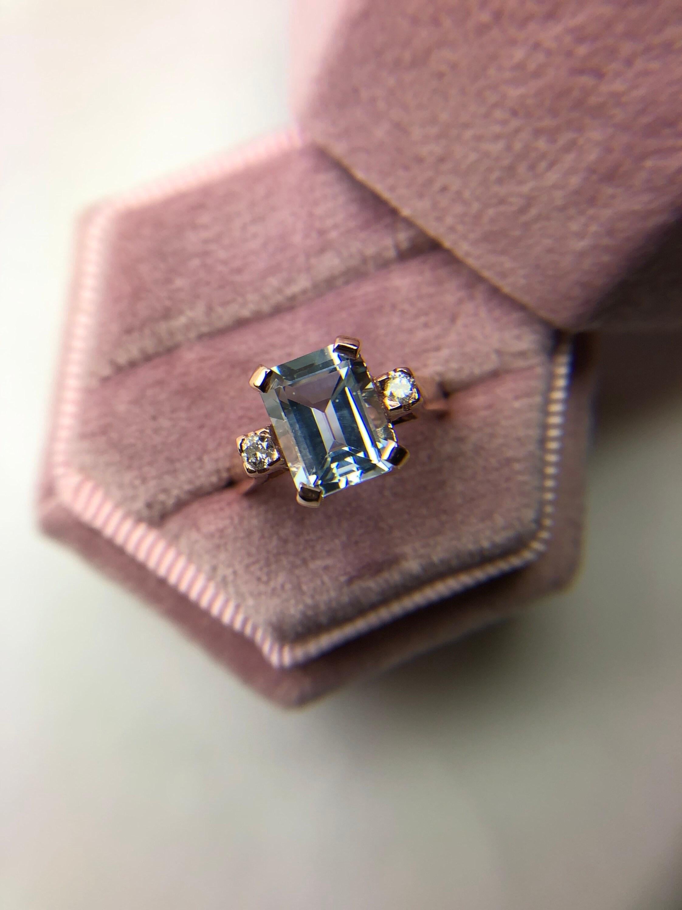 Taglio smeraldo Anello con acquamarina e diamanti in oro rosa 14KT Anello di design moderno in stile Art Deco in vendita