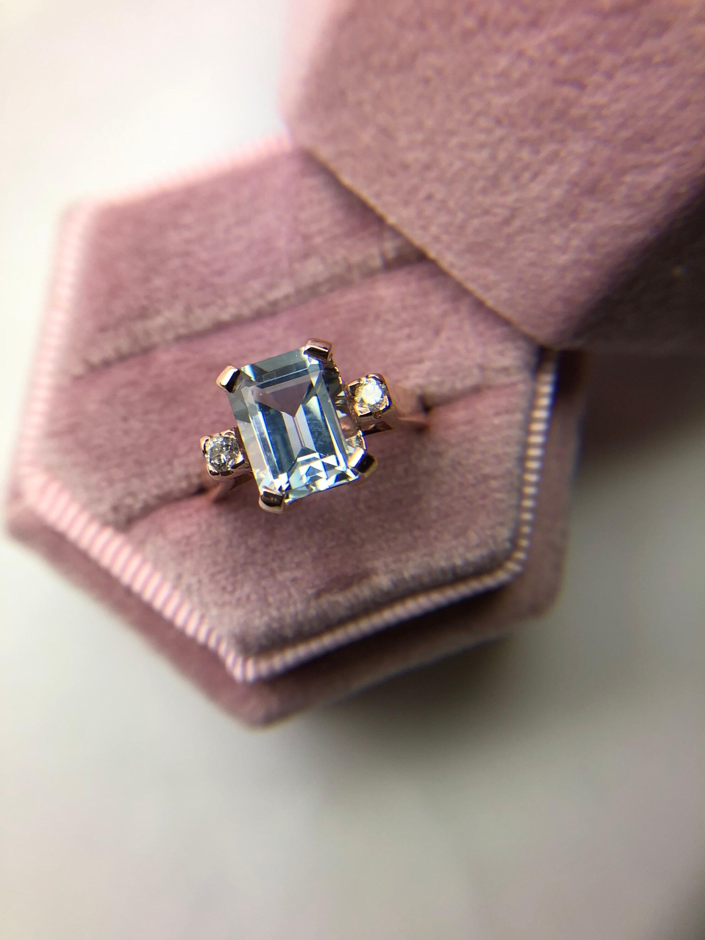 Anello con acquamarina e diamanti in oro rosa 14KT Anello di design moderno in stile Art Deco In condizioni Nuovo in vendita a Boca Raton, FL