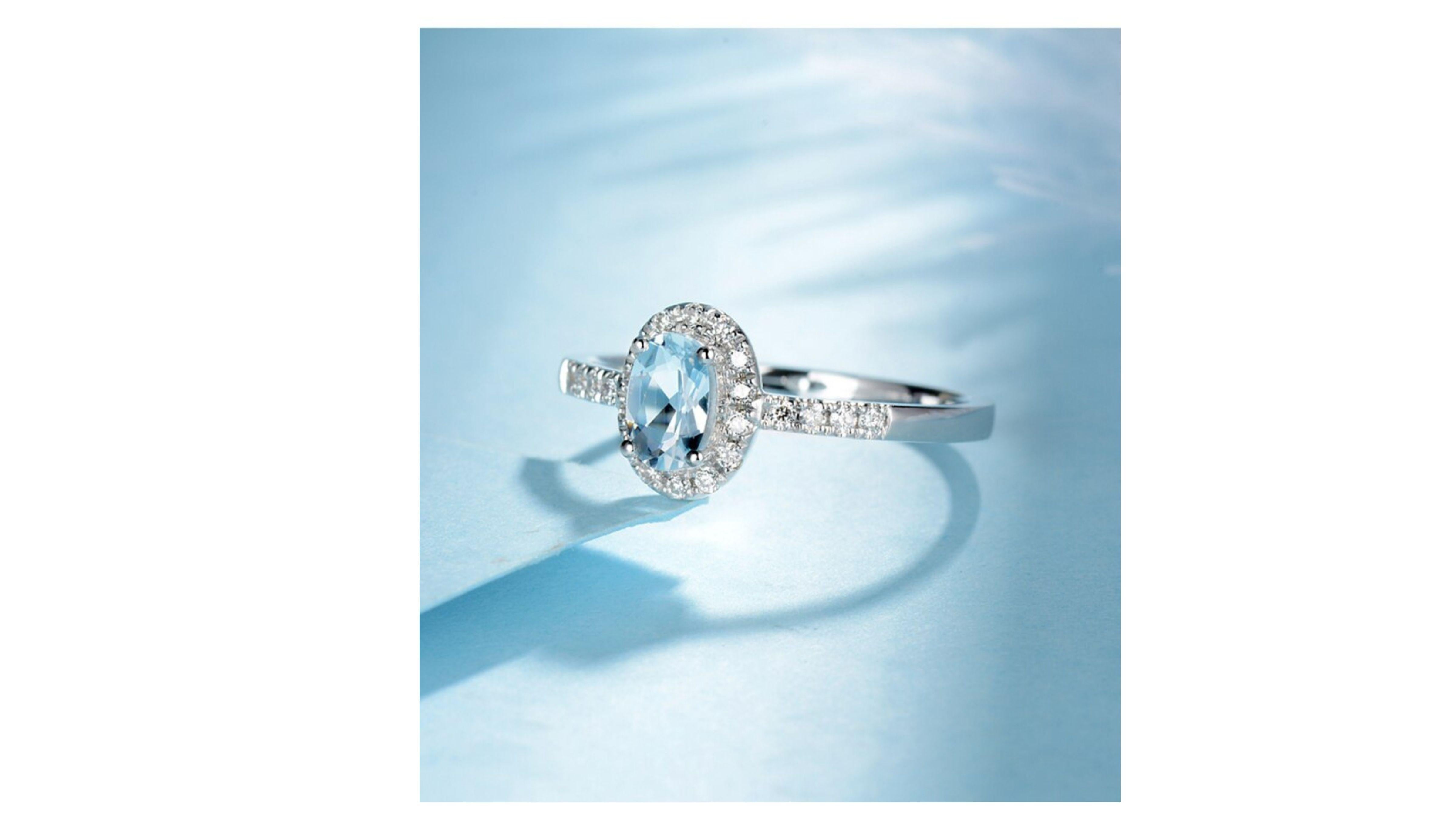 Contemporary Aquamarine Diamond Ring 18 Karat White Gold For Sale
