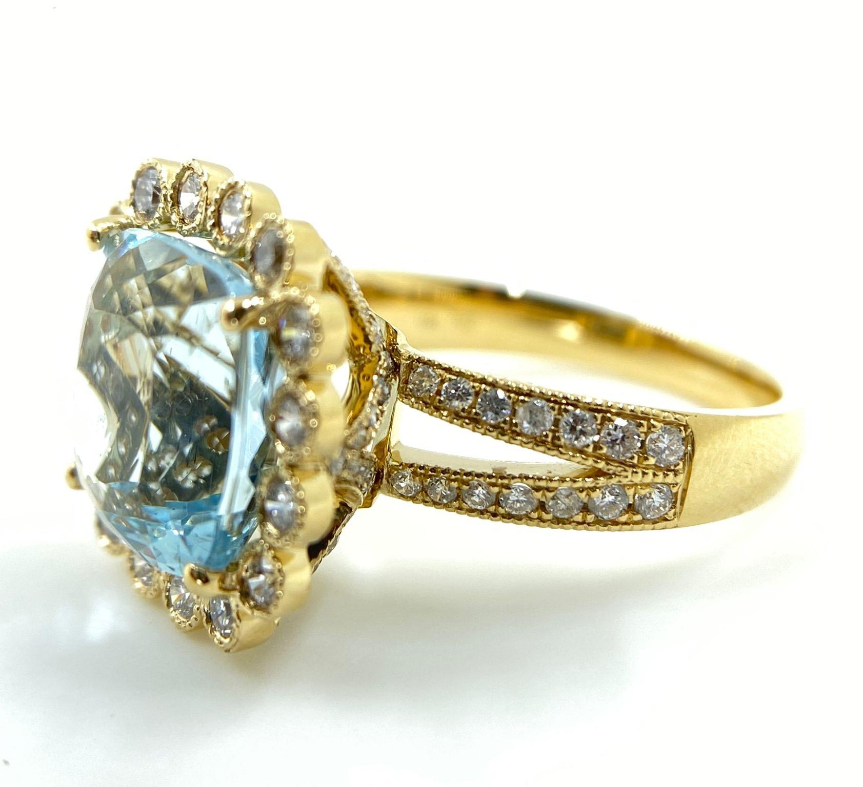 Contemporary Aquamarine Diamond Ring in 18 Karat Yellow Gold For Sale