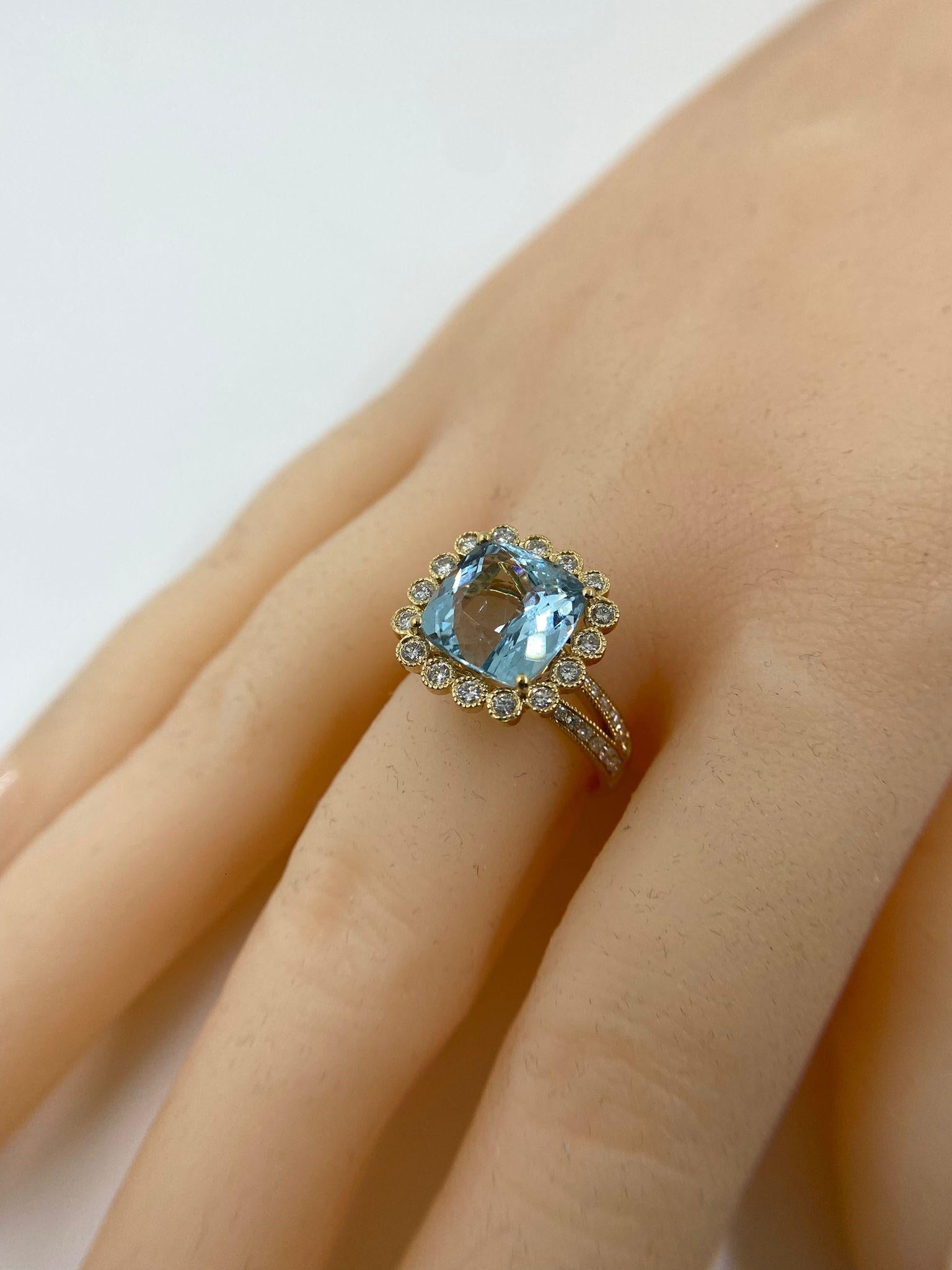 Aquamarine Diamond Ring in 18 Karat Yellow Gold For Sale 2