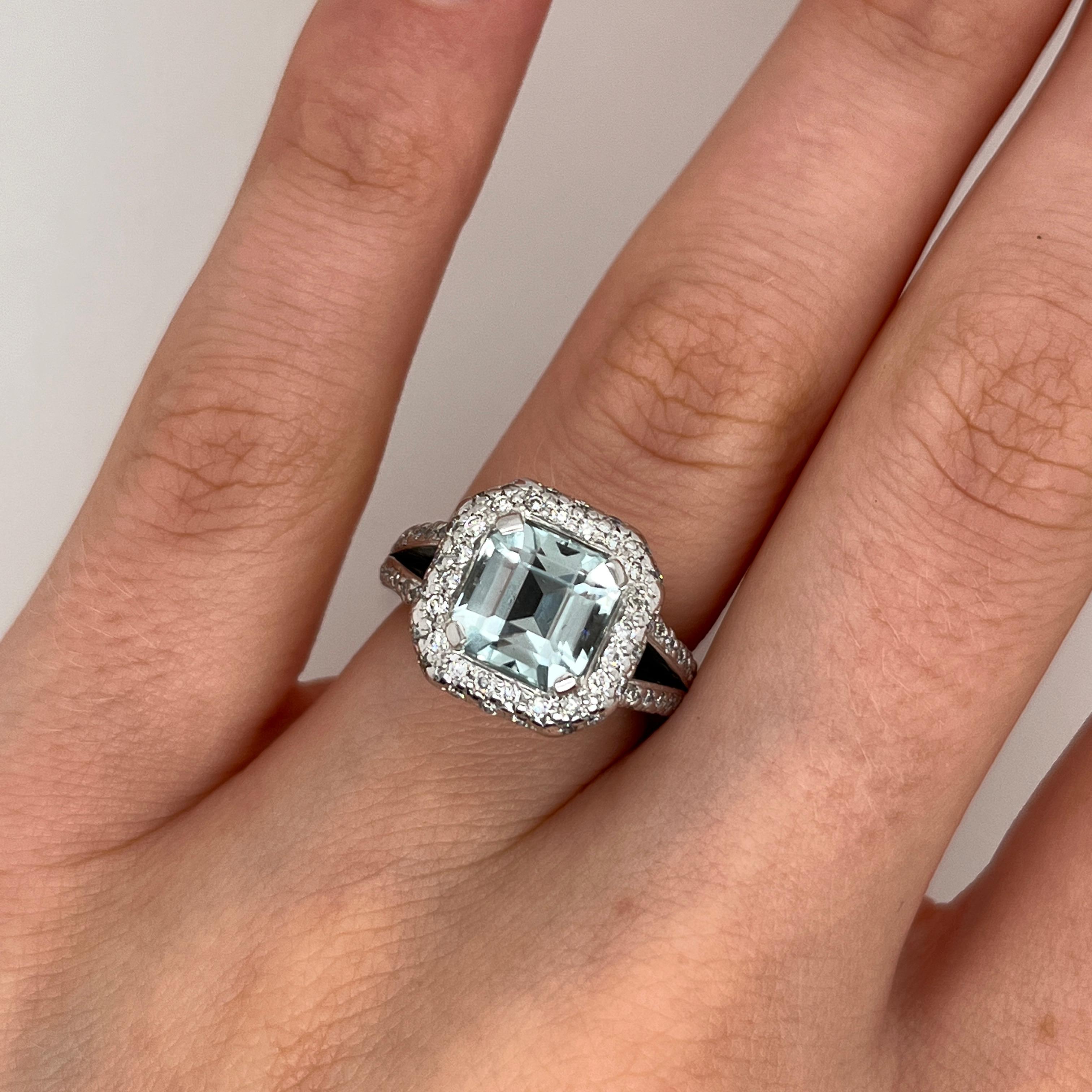 Un design squisito e senza tempo, questo elegante anello mette in mostra una vibrante acquamarina come centro, 
affiancato da diamanti naturali rotondi taglio brillante sulle spalle e sull'aureola per un look raffinato ed equilibrato, incastonato in