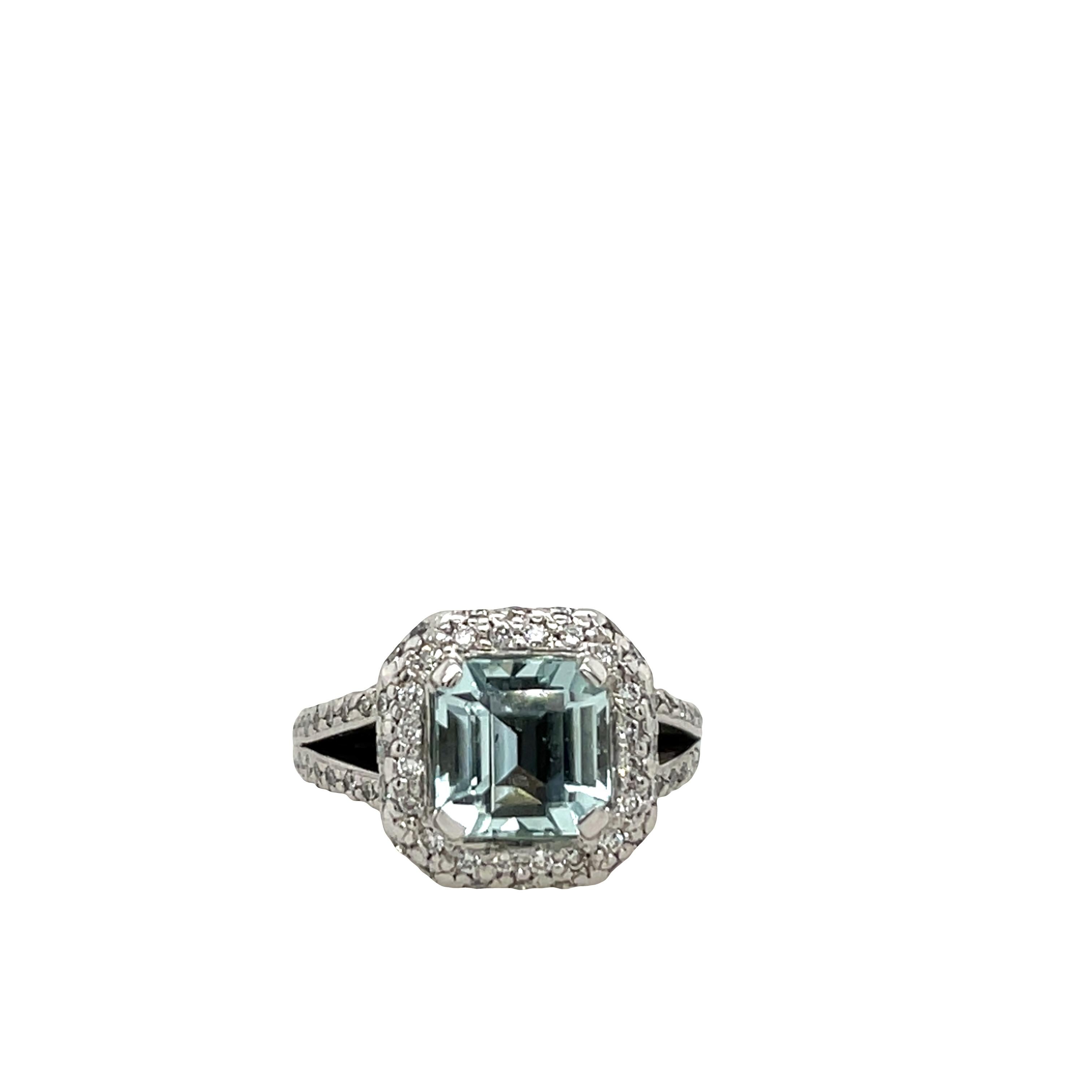 Donna Anello con acquamarina e diamanti in oro bianco 18 ct. in vendita