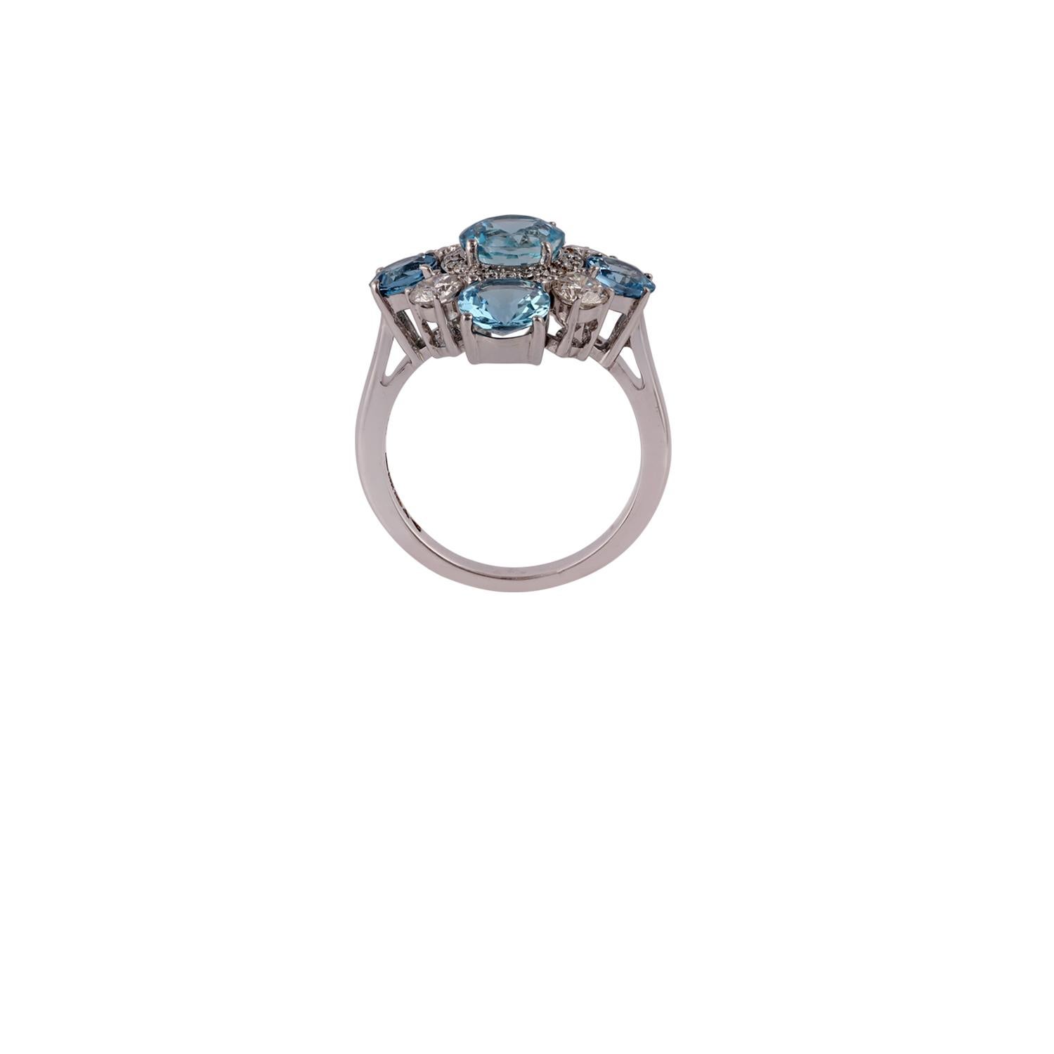 Contemporary Aquamarine & Diamond Ring Studded in 18K Gold For Sale