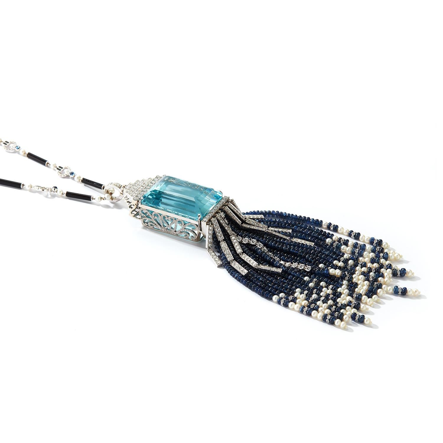 Collana con nappe di acquamarina, diamanti, zaffiri e perle

Descrizione:
Una spettacolare collana d'ispirazione Art Déco con un'acquamarina taglio smeraldo da 118 carati incastonata nel platino, sospesa sotto una scenografica nappa composta da