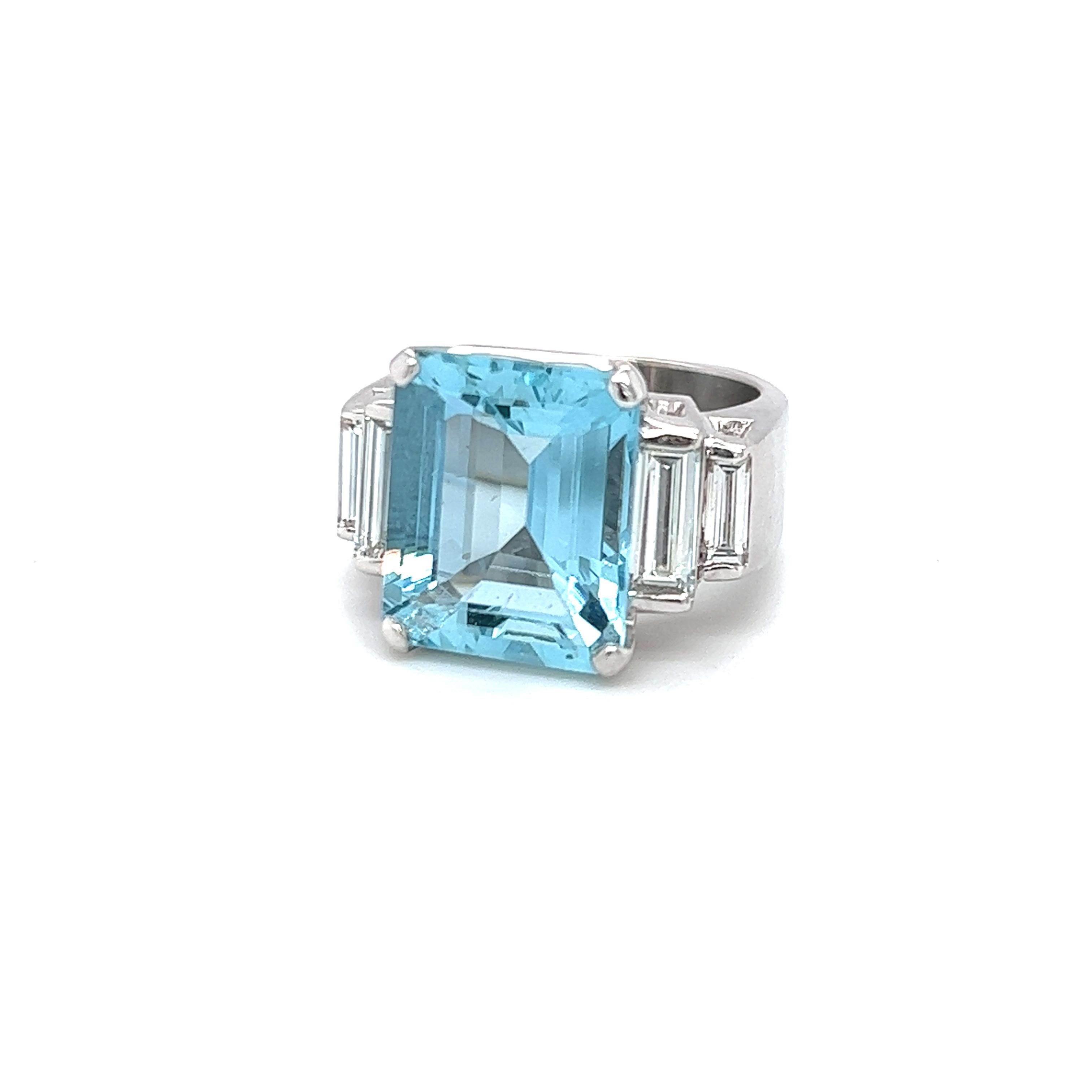 Contemporary Aquamarine Diamond White Gold Ring For Sale