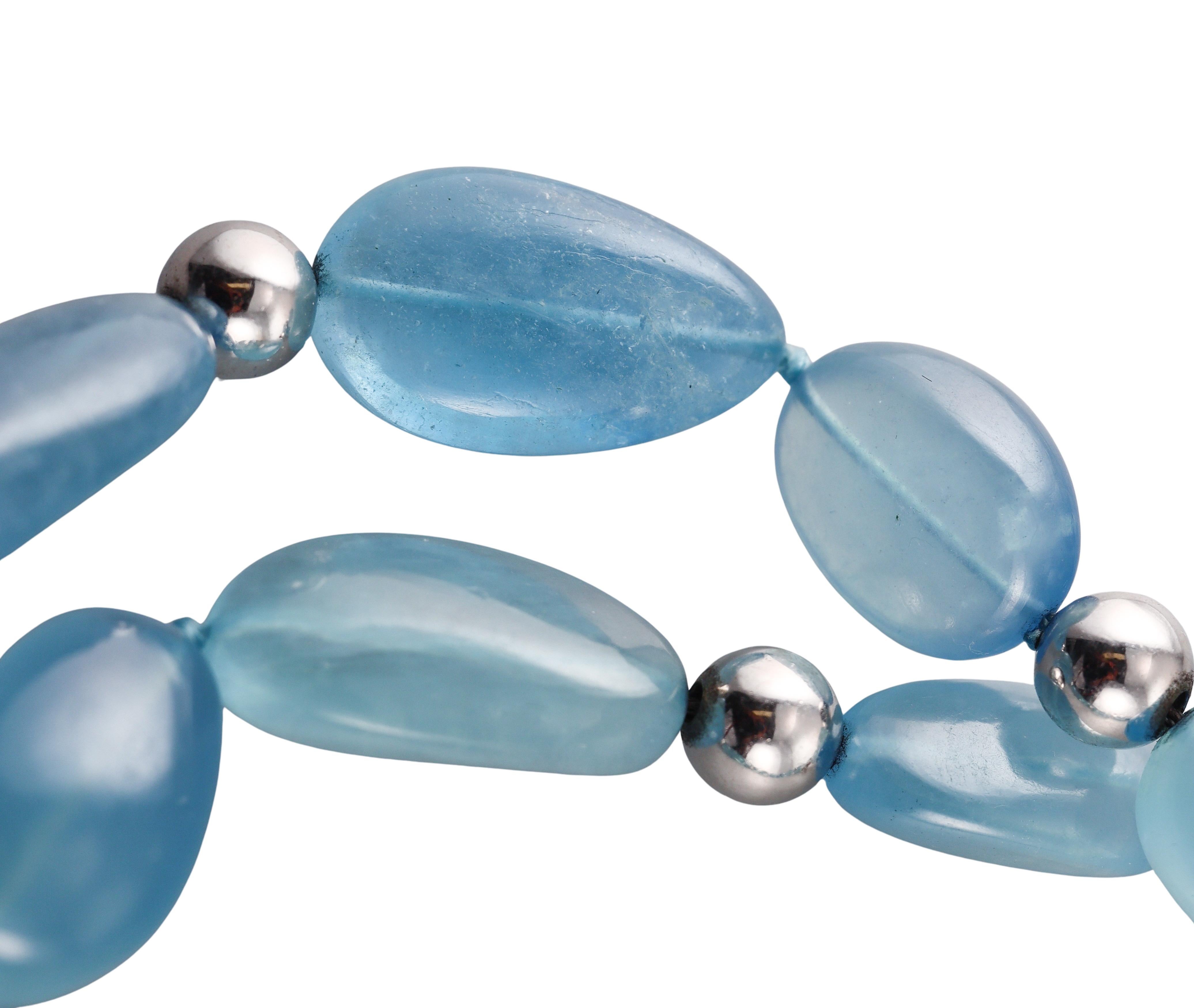 Collana a due fili in oro bianco 18 carati con gemme di acquamarina di varie dimensioni e forme, con distanziatori in oro e diamanti. Totale diamanti circa 3,00ctw. La collana è lunga 17