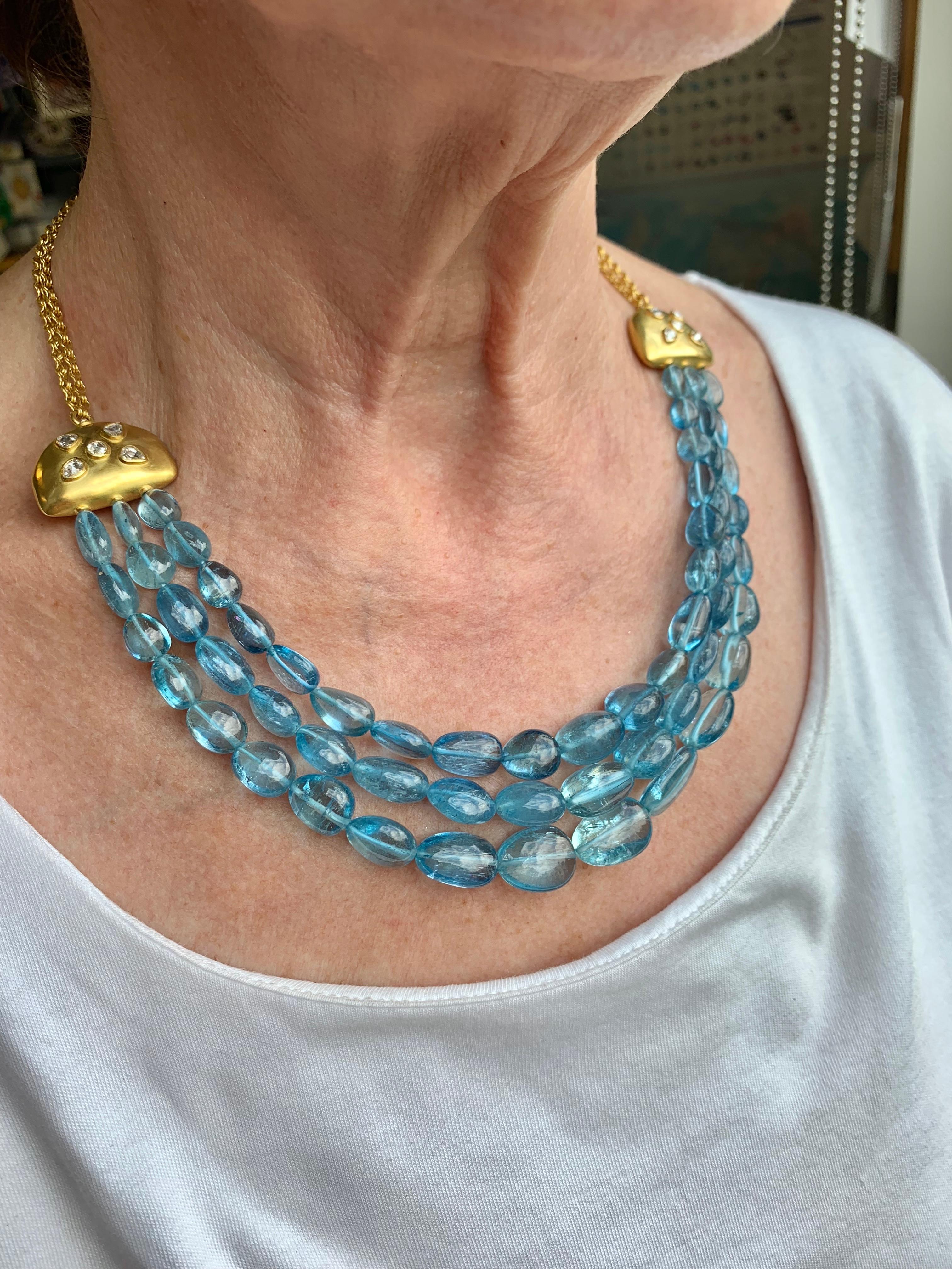 Important aquamarine, diamond and gold necklace, of Indian inspiration. 
Latin for 