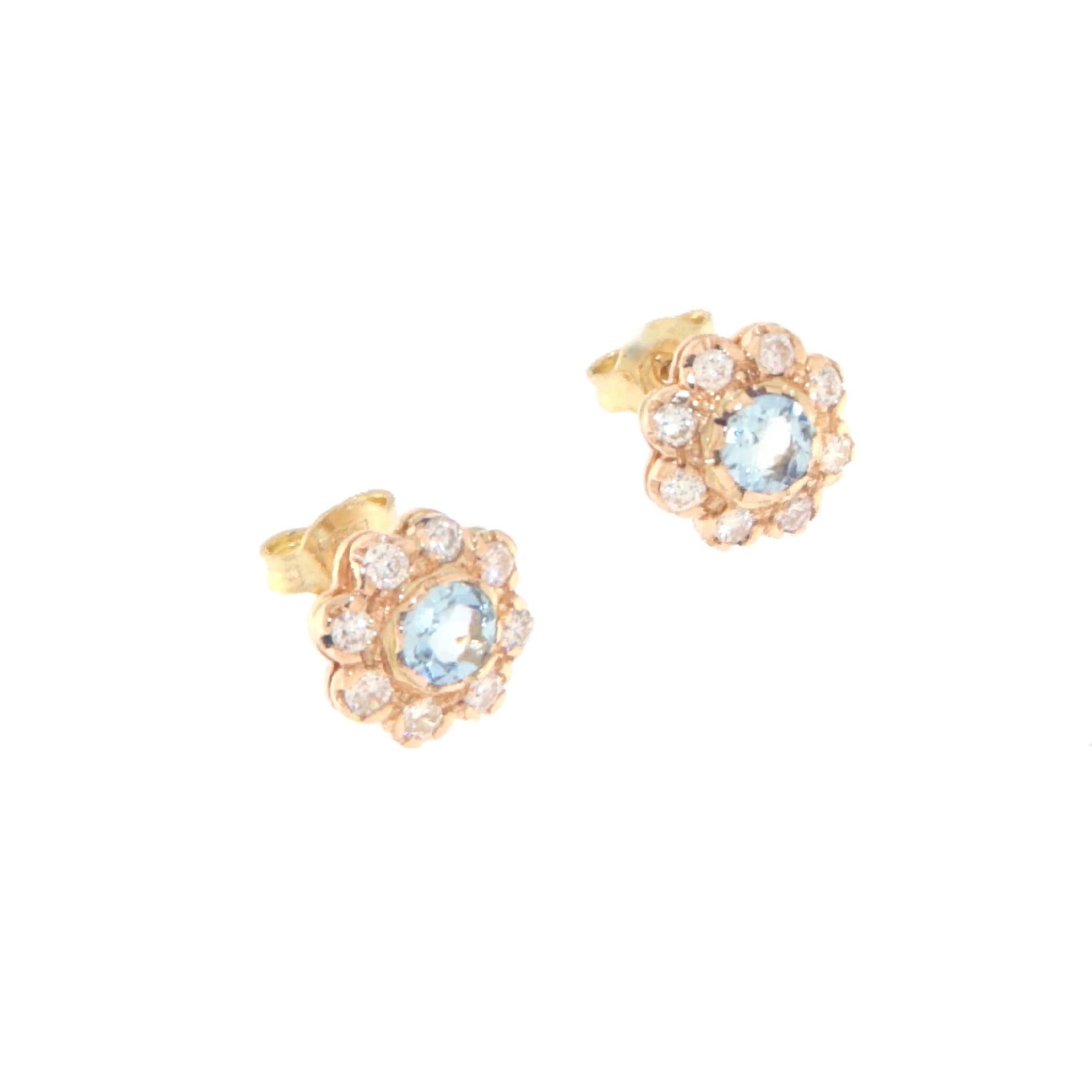These refined stud earrings, crafted in precious 14-karat yellow gold, are a celebration of elegance and brightness. At the center of each earring, a central aquamarine, chosen for its clear blue hue and crystal purity, evokes the calm and serenity