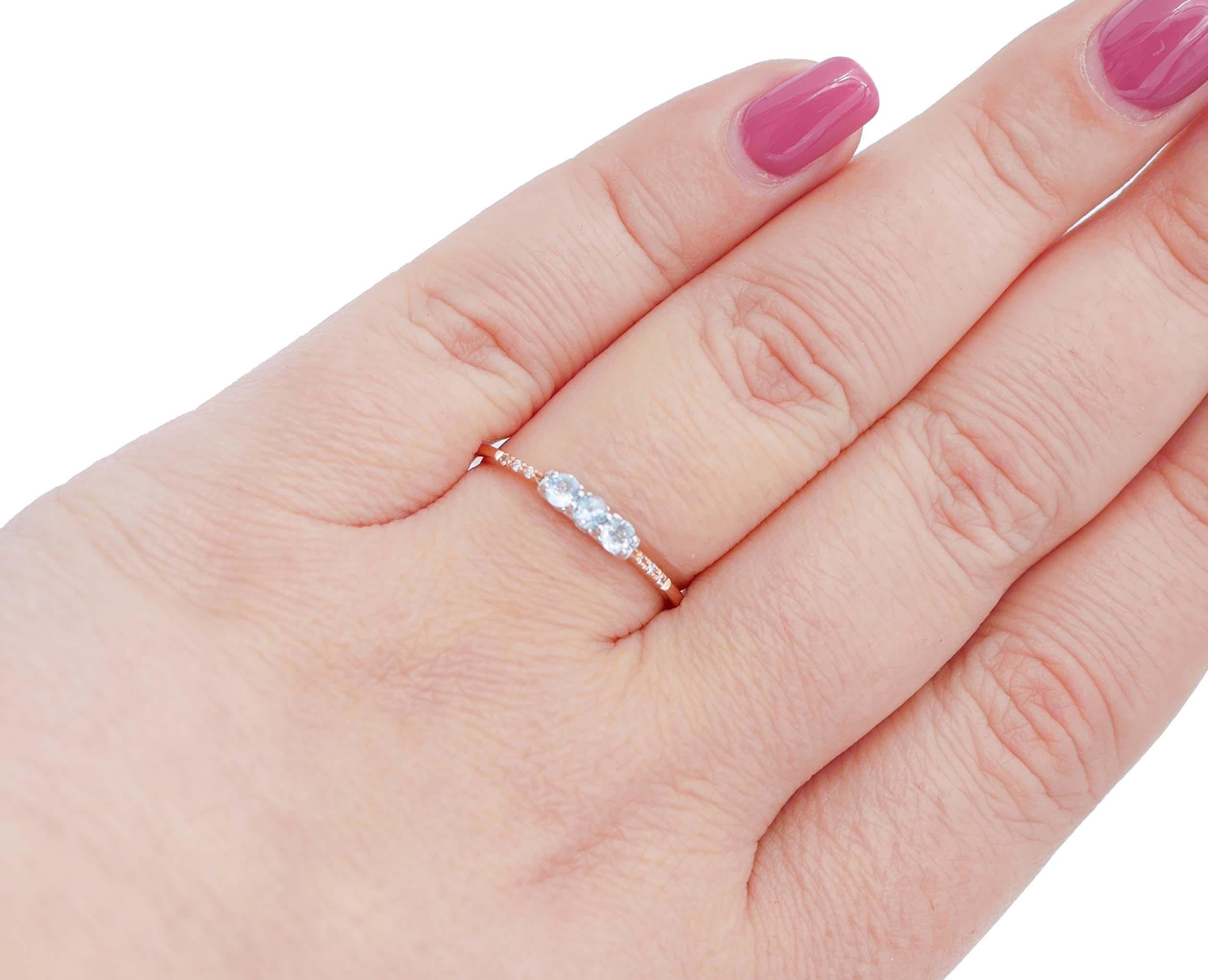 Moderner Ring aus 18 Karat Roségold mit Aquamarin, Diamanten und weißem Ziegenleder Damen im Angebot