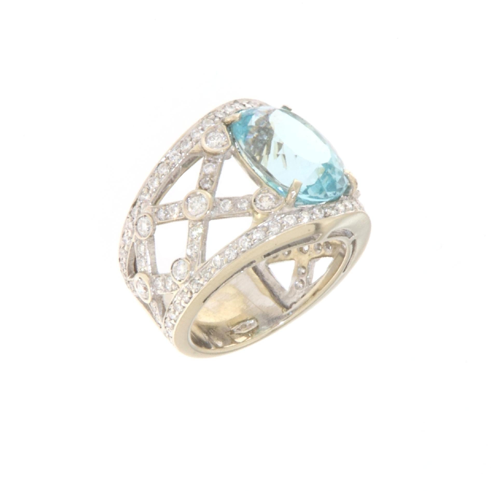 Fantastic 18K white gold band ring set with natural diamonds on the sides and an oval-cut aquamarine with an intense blue of Brazilian origin.
The diamonds are carefully selected to guarantee maximum brilliance and purity, creating a dazzling