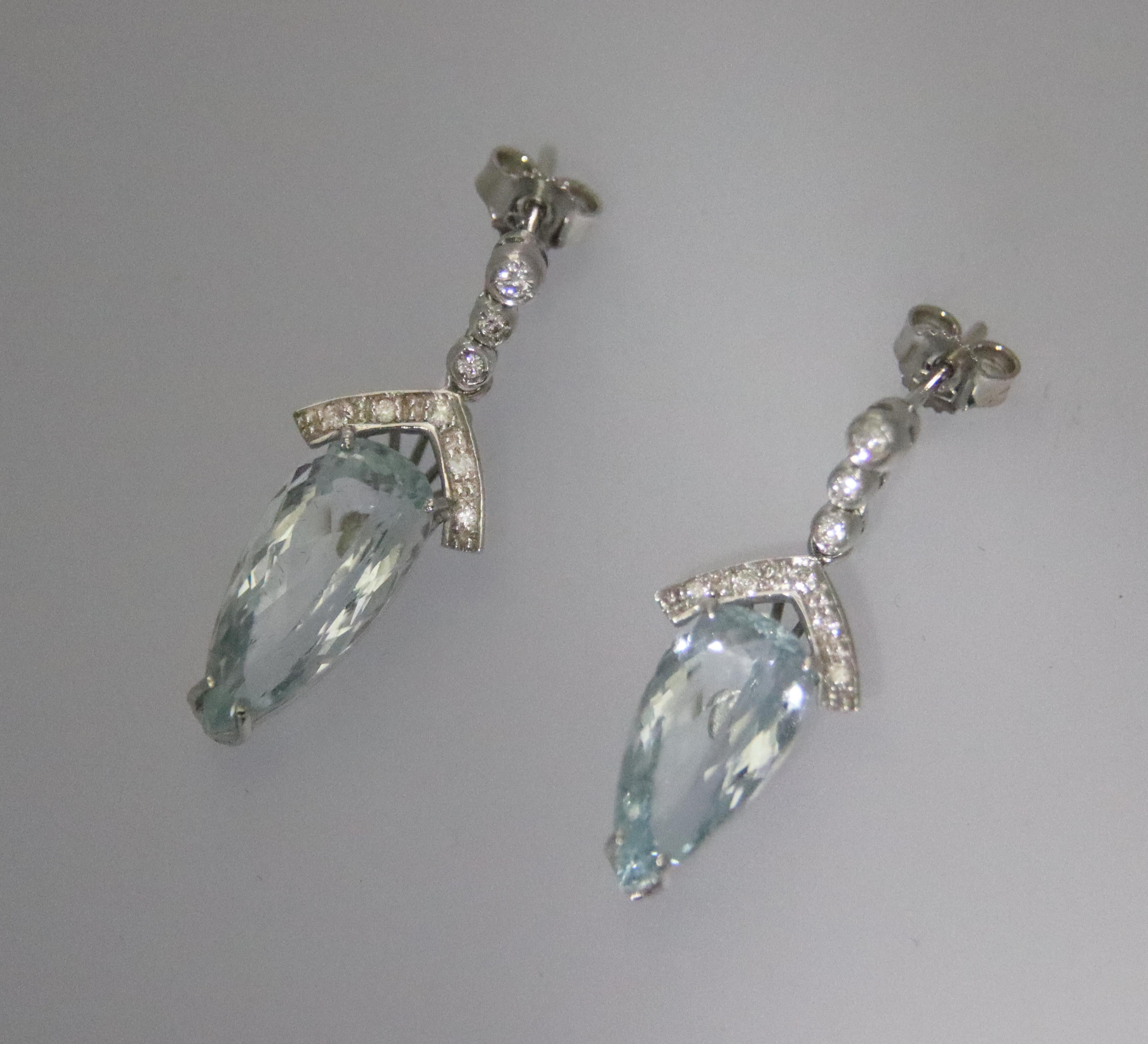 For any problems related to some materials contained in the items that do not allow shipping and require specific documents that require a particular period, please contact the seller with a private message to solve the problem.

Delightful earring
