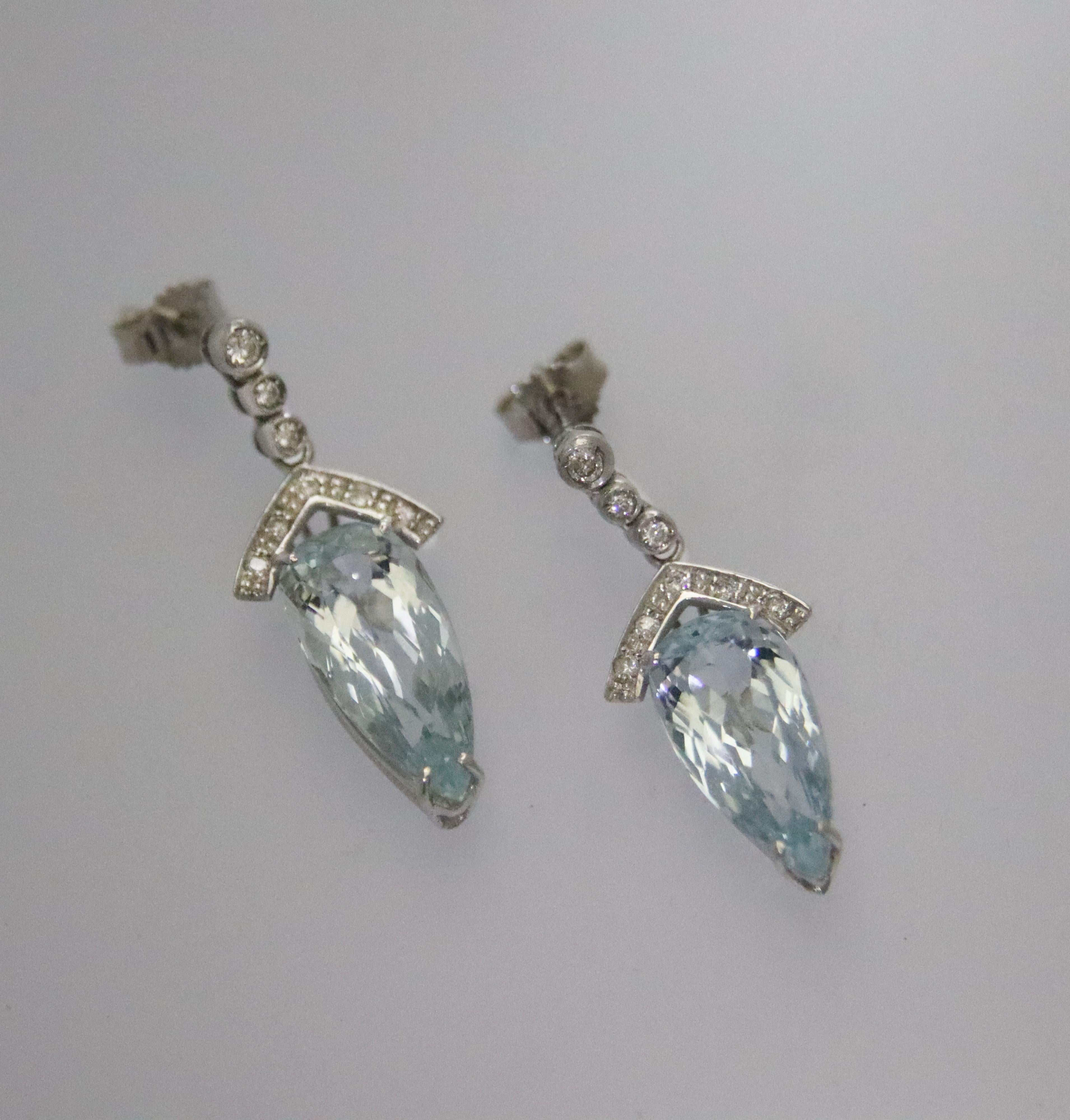 Contemporary Aquamarine Diamonds 18 Karat White Gold Drop Earring For Sale