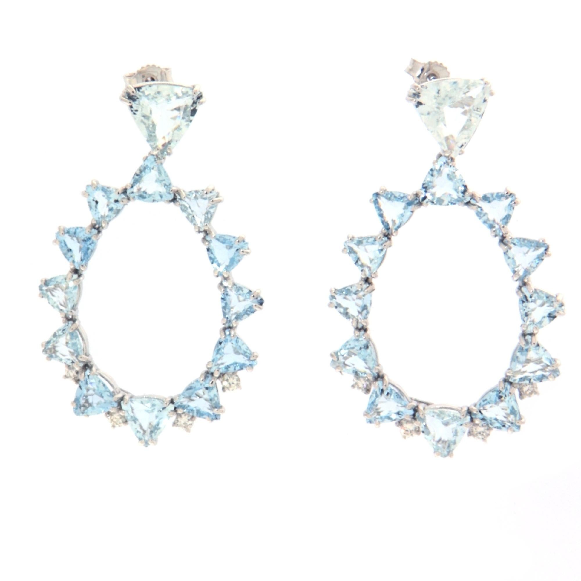 These exquisite earrings in 18-karat white gold embody the perfect blend of innovation and traditional jewelry craftsmanship. The white gold, chosen for its distinctive luster and ability to enhance the gems, sets the ideal stage for a remarkable