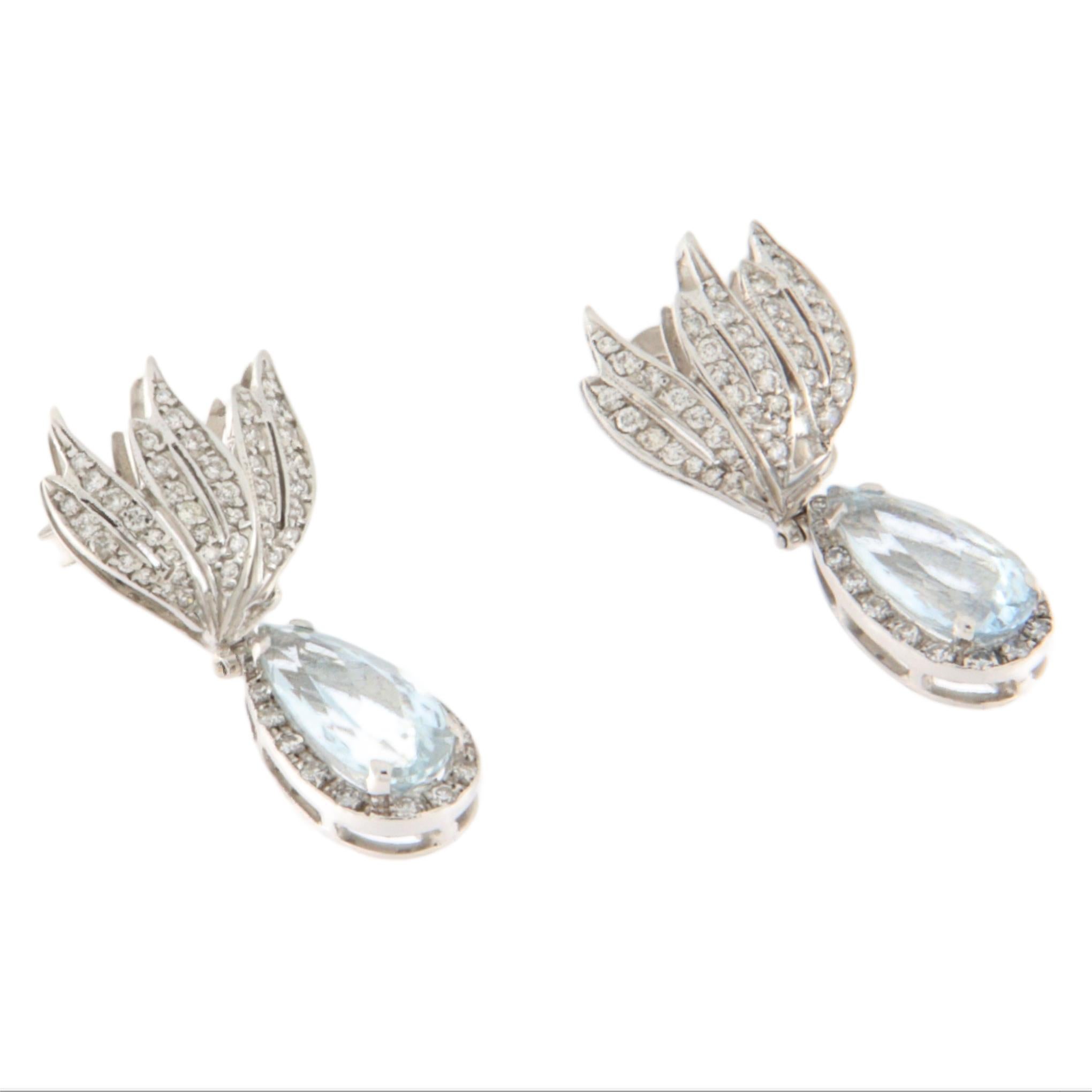 Ces superbes boucles d'oreilles en or blanc 18 carats incarnent l'élégance classique et l'allure intemporelle des pierres fines. Au cœur du design se trouvent deux aigues-marines brésiliennes naturelles, taillées en forme de larme élégante et