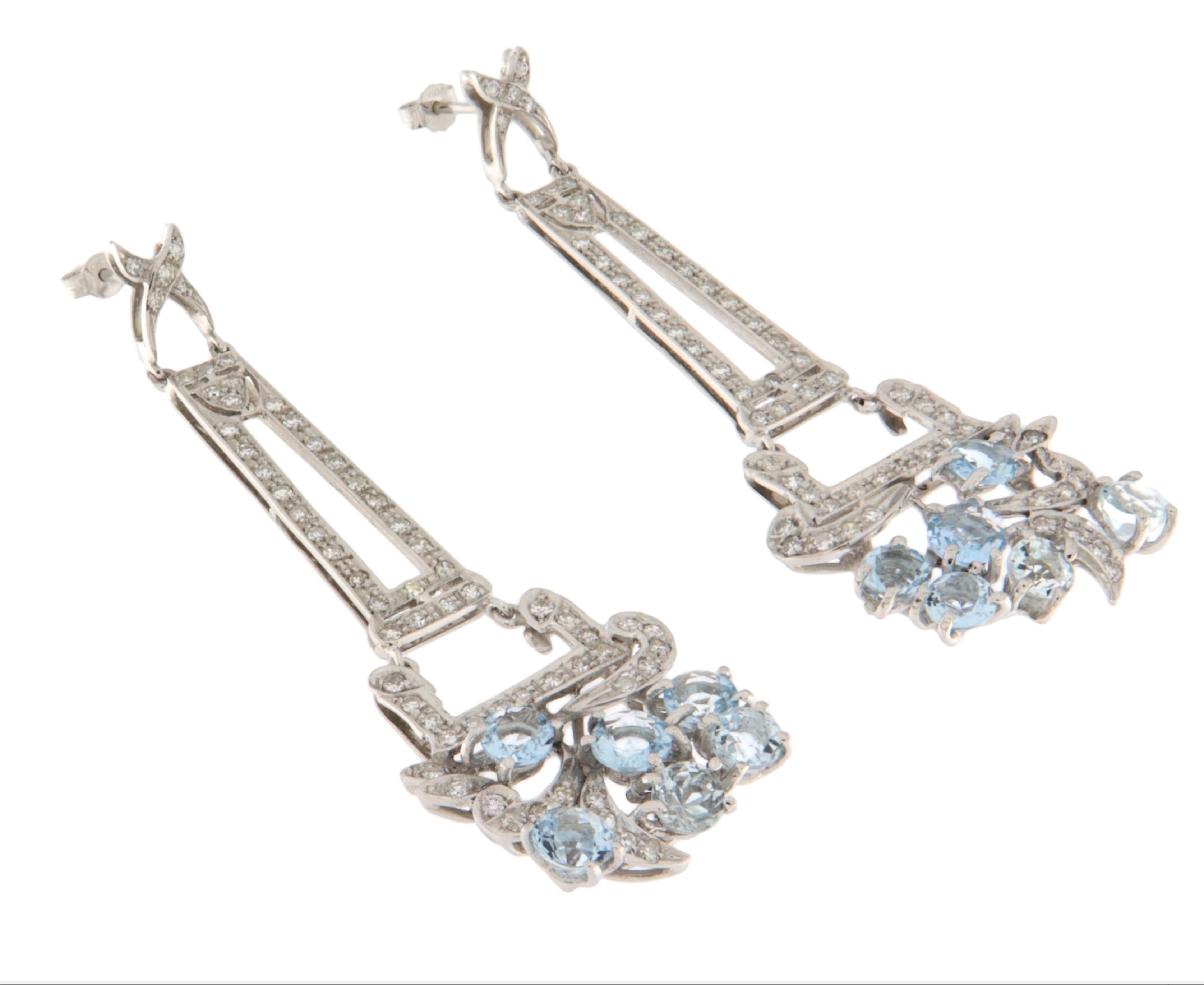 Splendidi orecchini a goccia in oro bianco 18 carati, un gioiello elegante e raffinato che racchiude lo splendore delle acquamarine e il fascino senza tempo dei diamanti a taglio brillante. Il design si distingue per una lavorazione dettagliata e