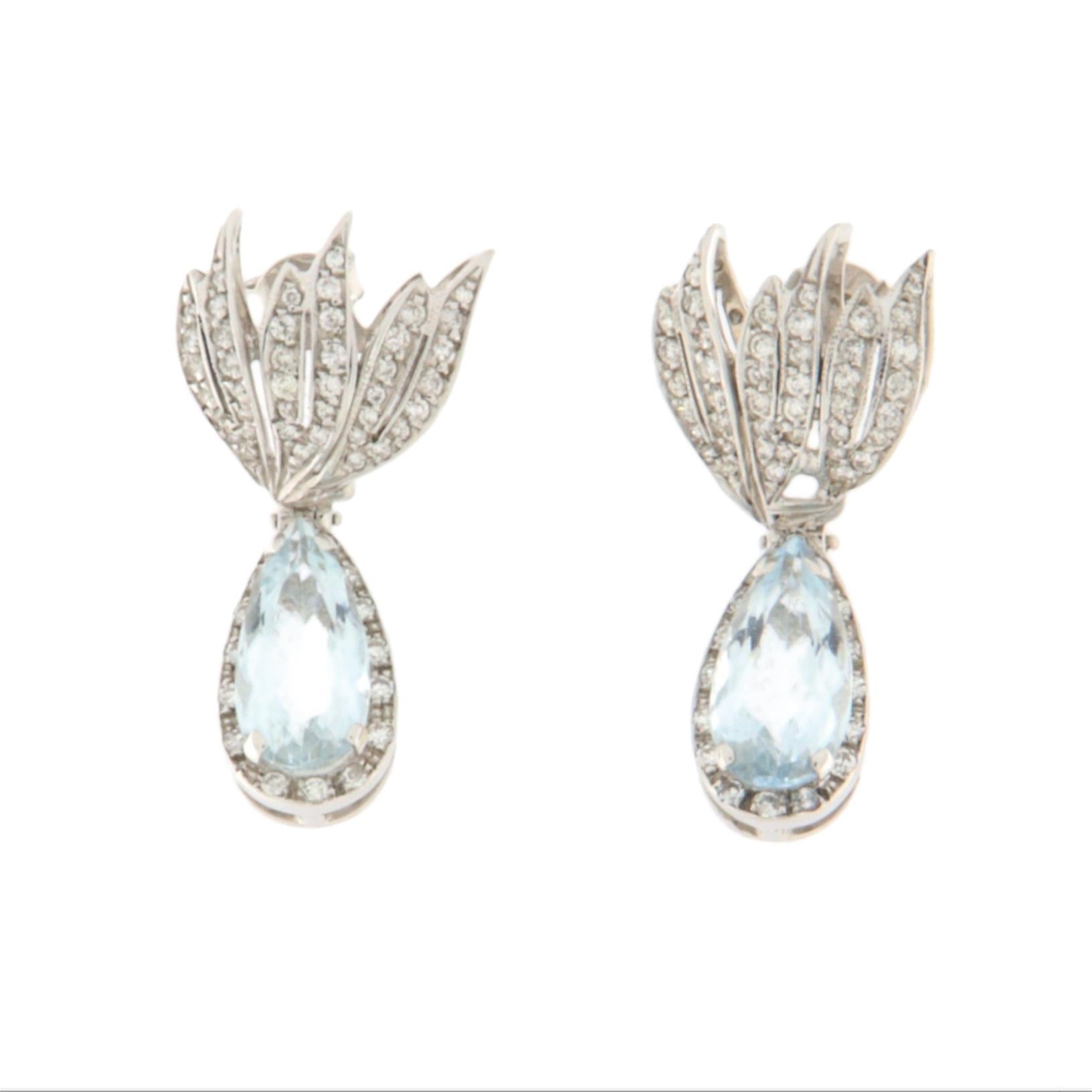 Boucles d'oreilles pendantes en or blanc 18 carats aigue-marine et diamants Pour femmes en vente