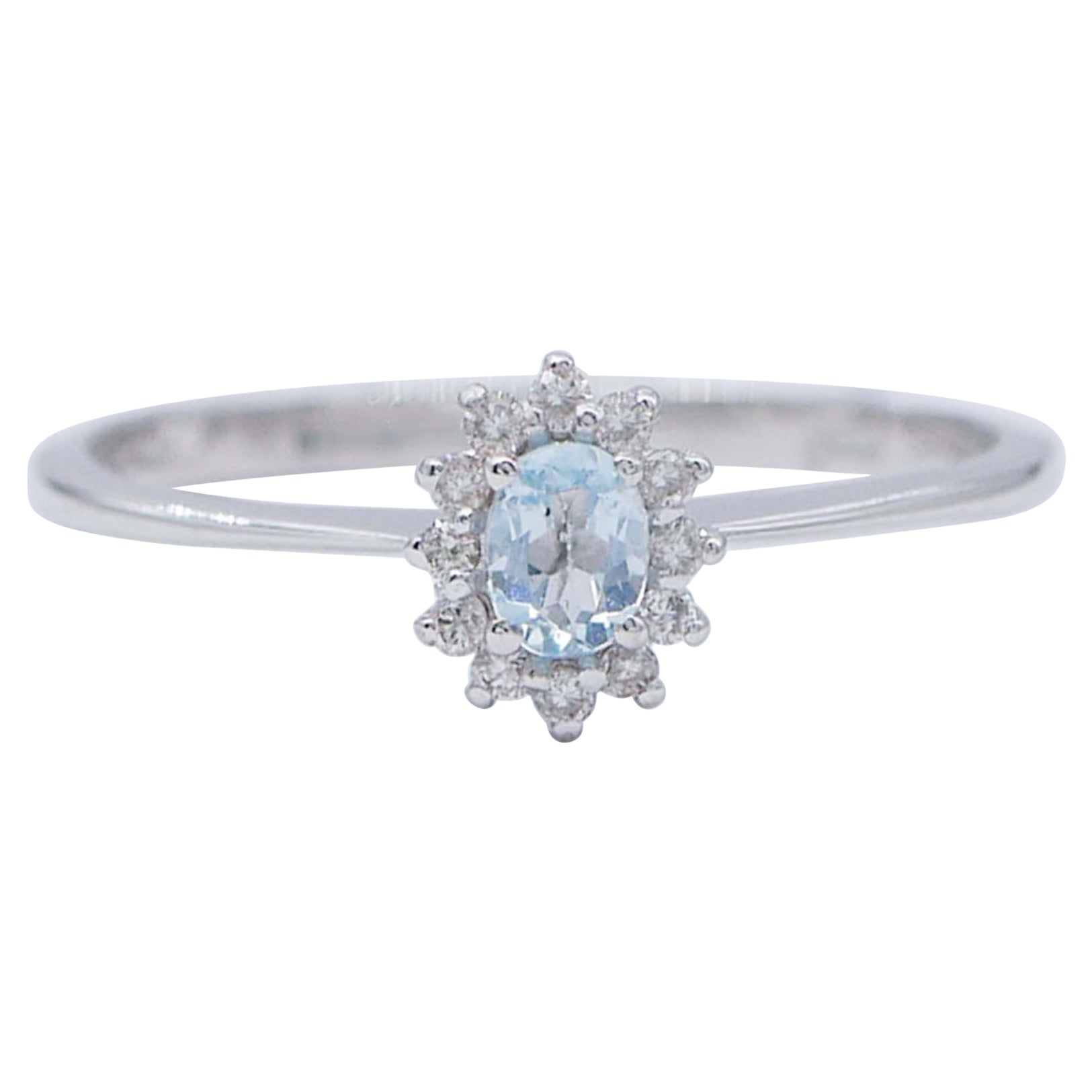 Moderner Ring aus 18 Karat Weißgold mit Aquamarin, Diamanten