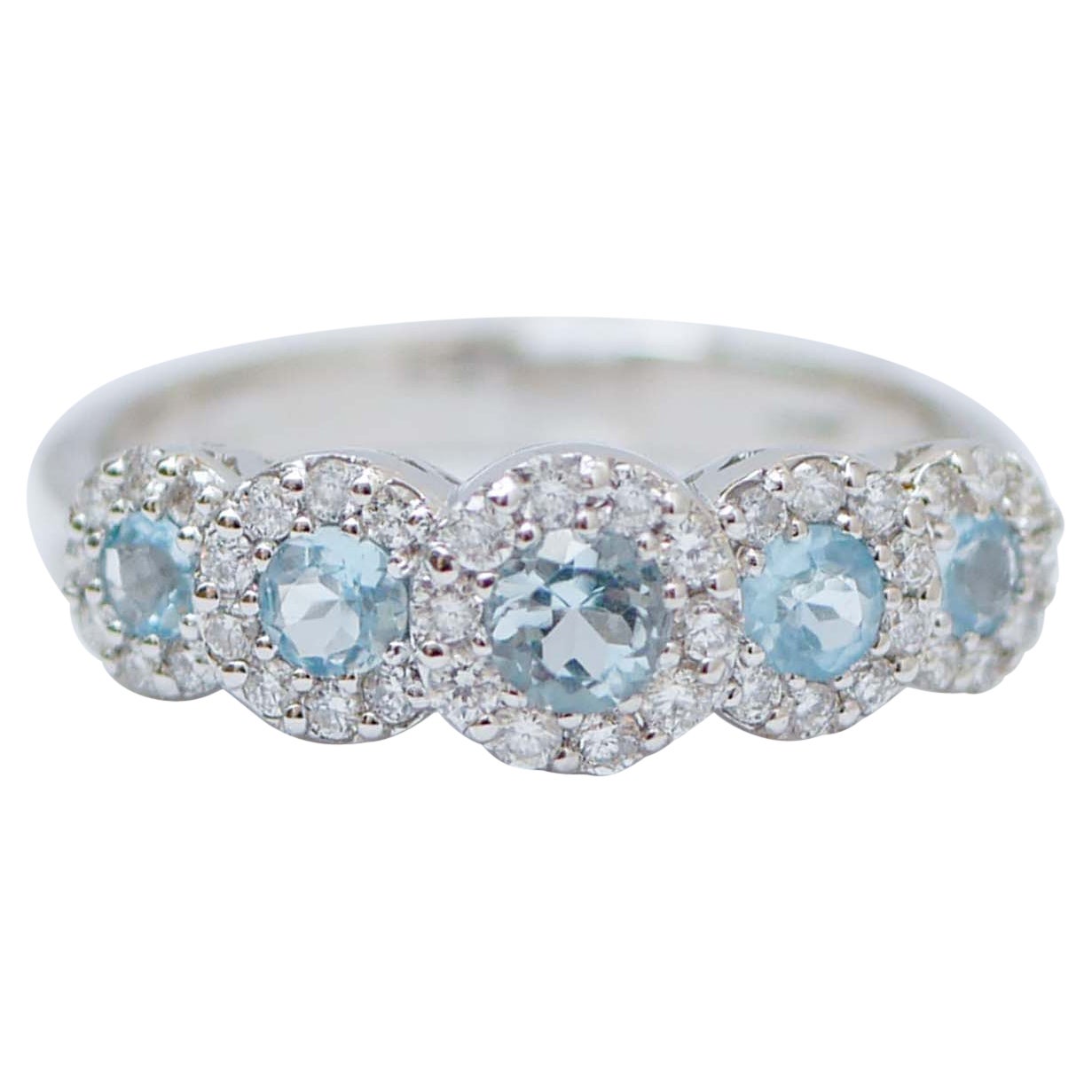 Anello con acquamarina, diamanti, oro bianco 18 carati.