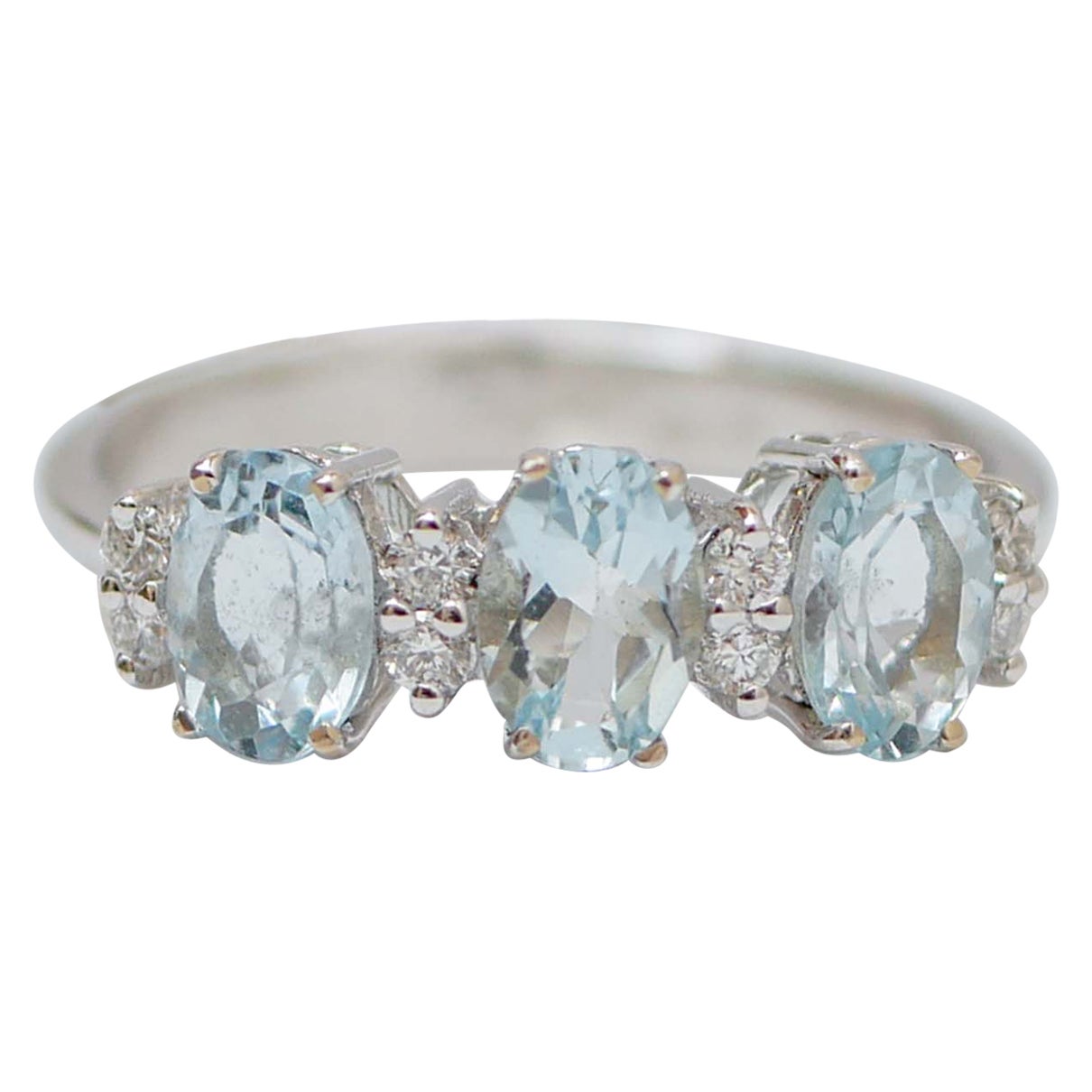 Anello con acquamarina, diamanti, oro bianco 18 carati.