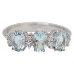 Anello con acquamarina, diamanti, oro bianco 18 carati.