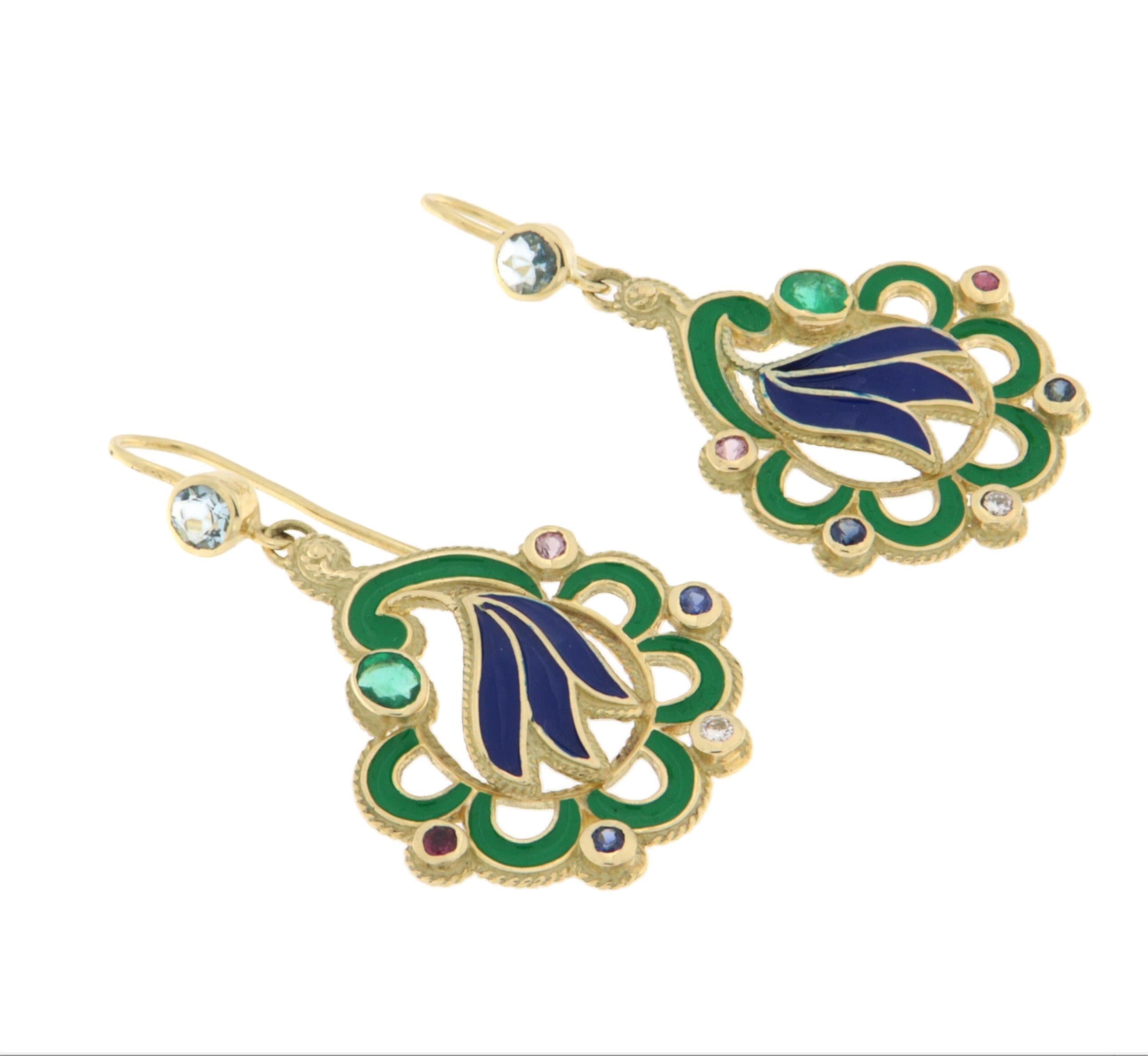Eleganti orecchini a goccia in oro giallo 14 carati, un vero capolavoro di artigianato che combina la preziosità delle gemme naturali con la vivacità dello smalto colorato. Il design unico richiama motivi floreali e ornamentali, arricchiti da