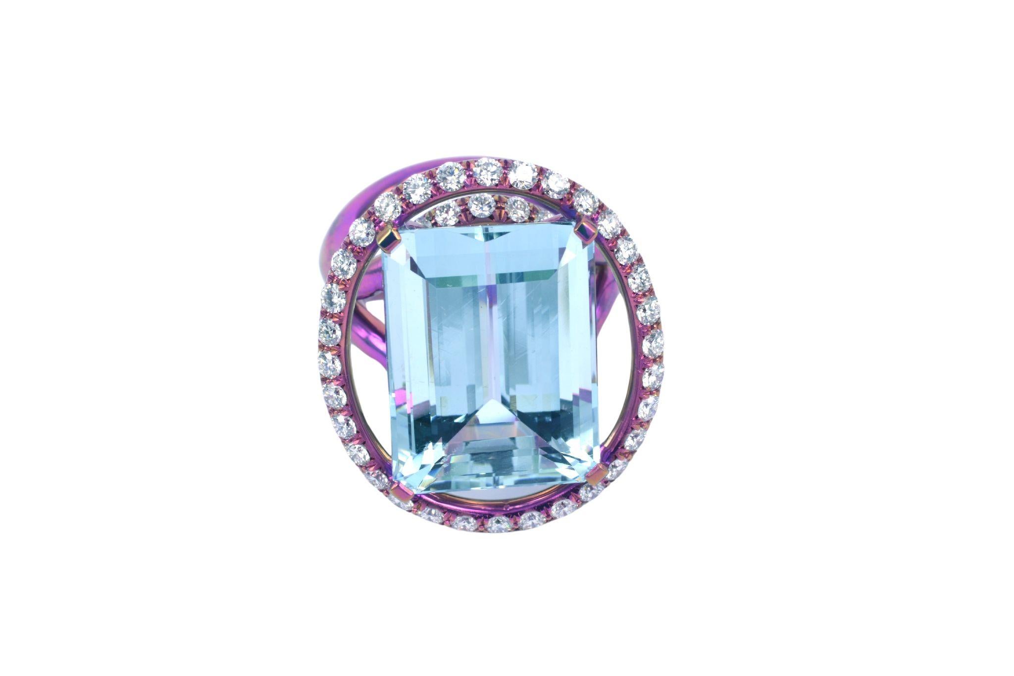Entworfen und handgefertigt aus Titan, besetzt mit farblosen Diamanten auf dem Draht, die eine ovale Form rund um den brasilianischen Aquamarin mit achteckigem Schliff bilden. Der untere Teil des Designs, der auf dem Finger liegt,  ist ebenfalls