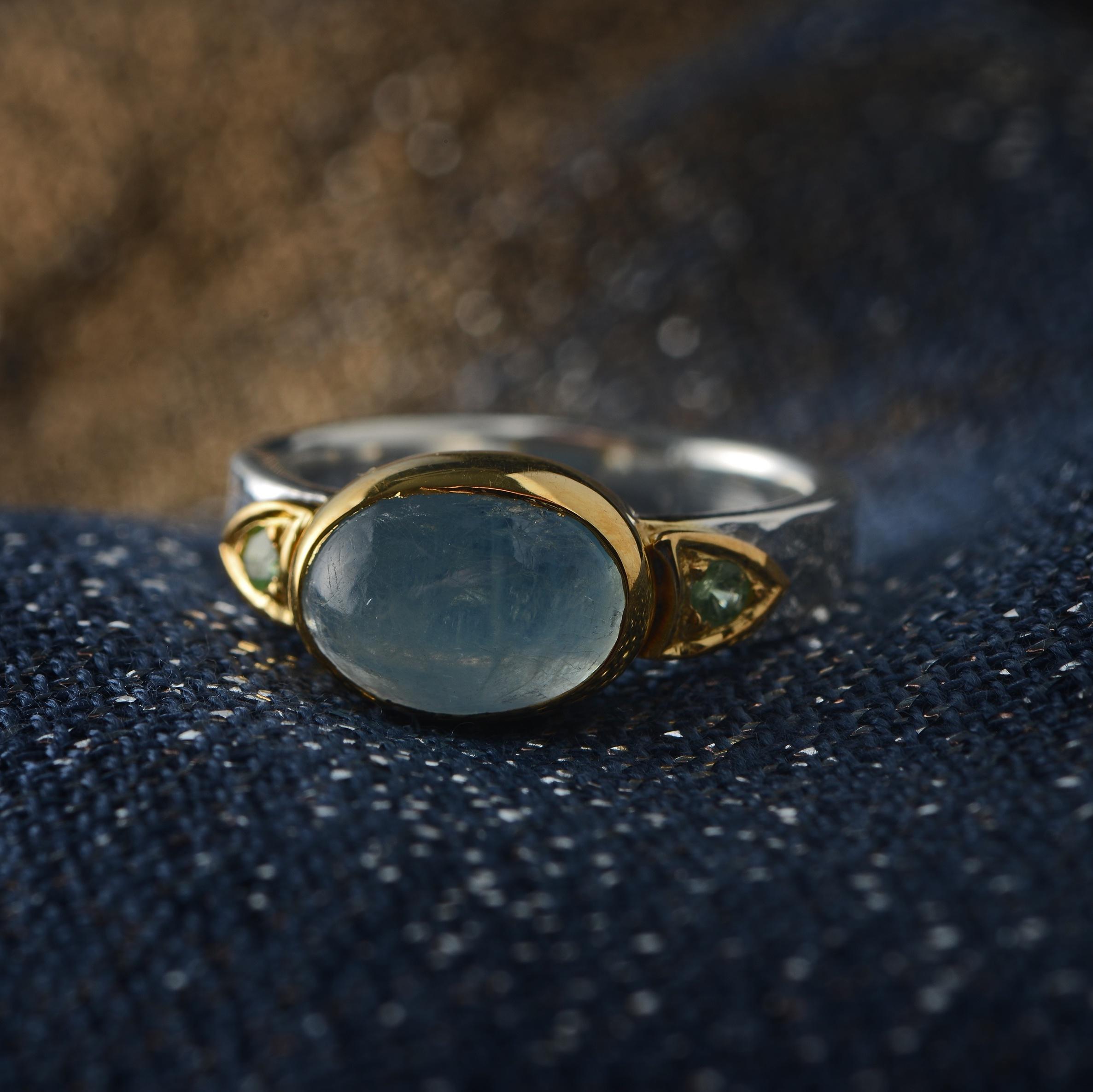 Contemporaneo Anello con diopside di acquamarina in argento e placca d'oro in vendita