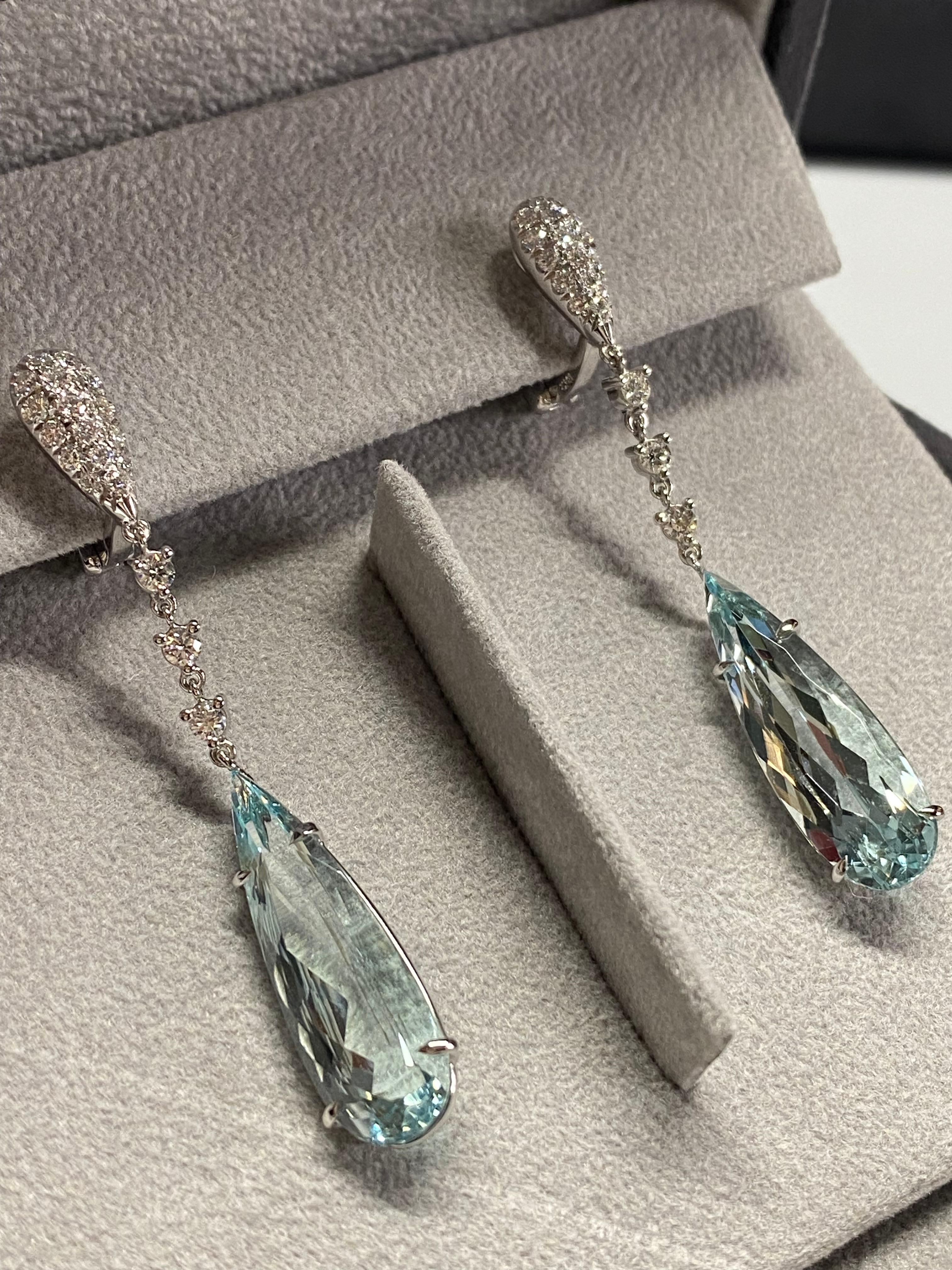 A classic contemporary pair of long earrings.
Handmade in our family workshop, signed Margherita Burgener, they are set in high quality diamonds and feature two enchanting long aquamarine drops, of Brazilian origin.
Clips and fittings  
Very