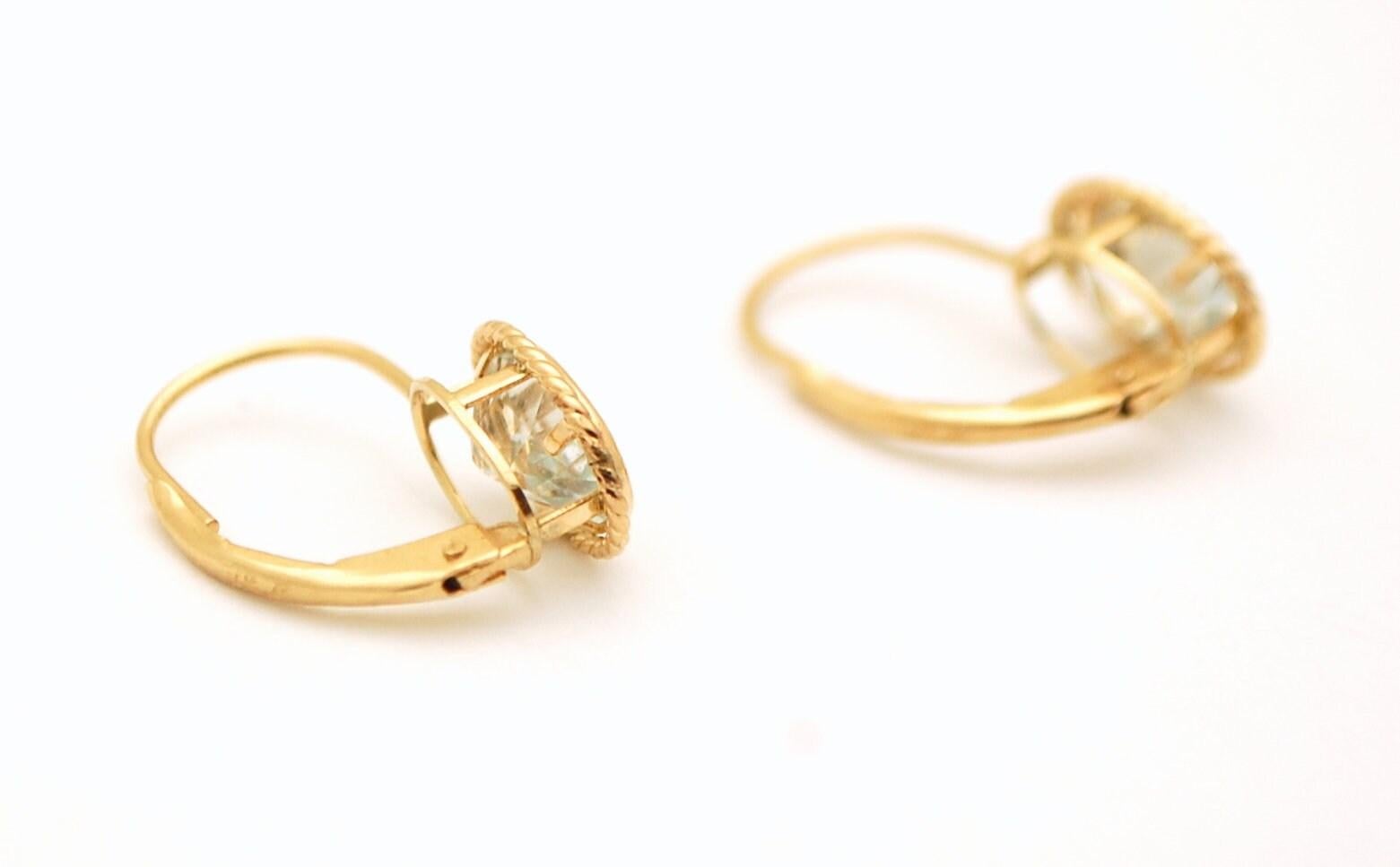Women's or Men's Aquamarine earrings 14KT gold leverback For Sale