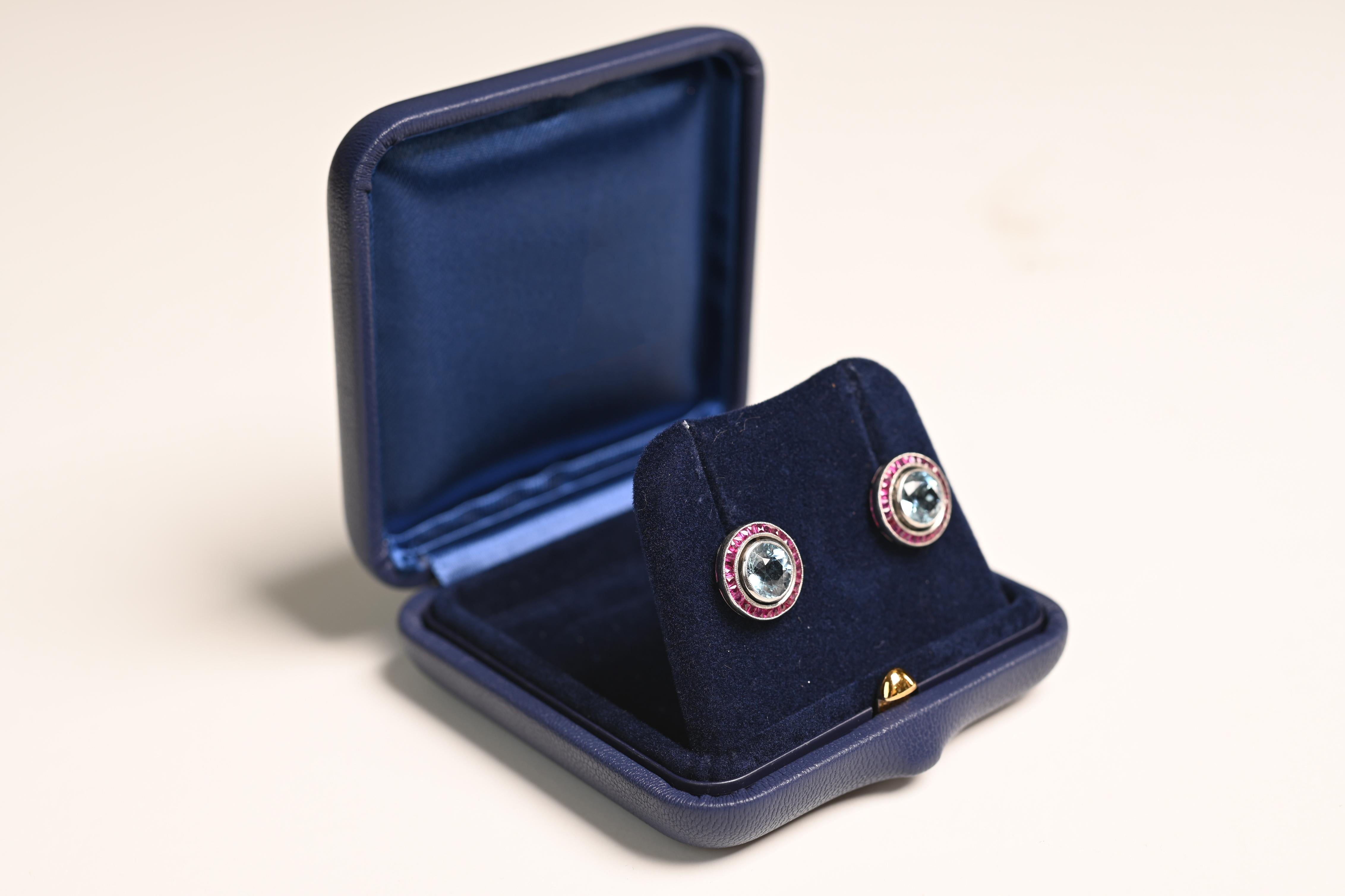 Ti presentiamo uno splendido paio di orecchini con pietre preziose, realizzati meticolosamente per affascinare gli occhi. Al centro di ogni orecchino si trova una vibrante acquamarina, con una ricca tonalità blu oceano che irradia profondità e