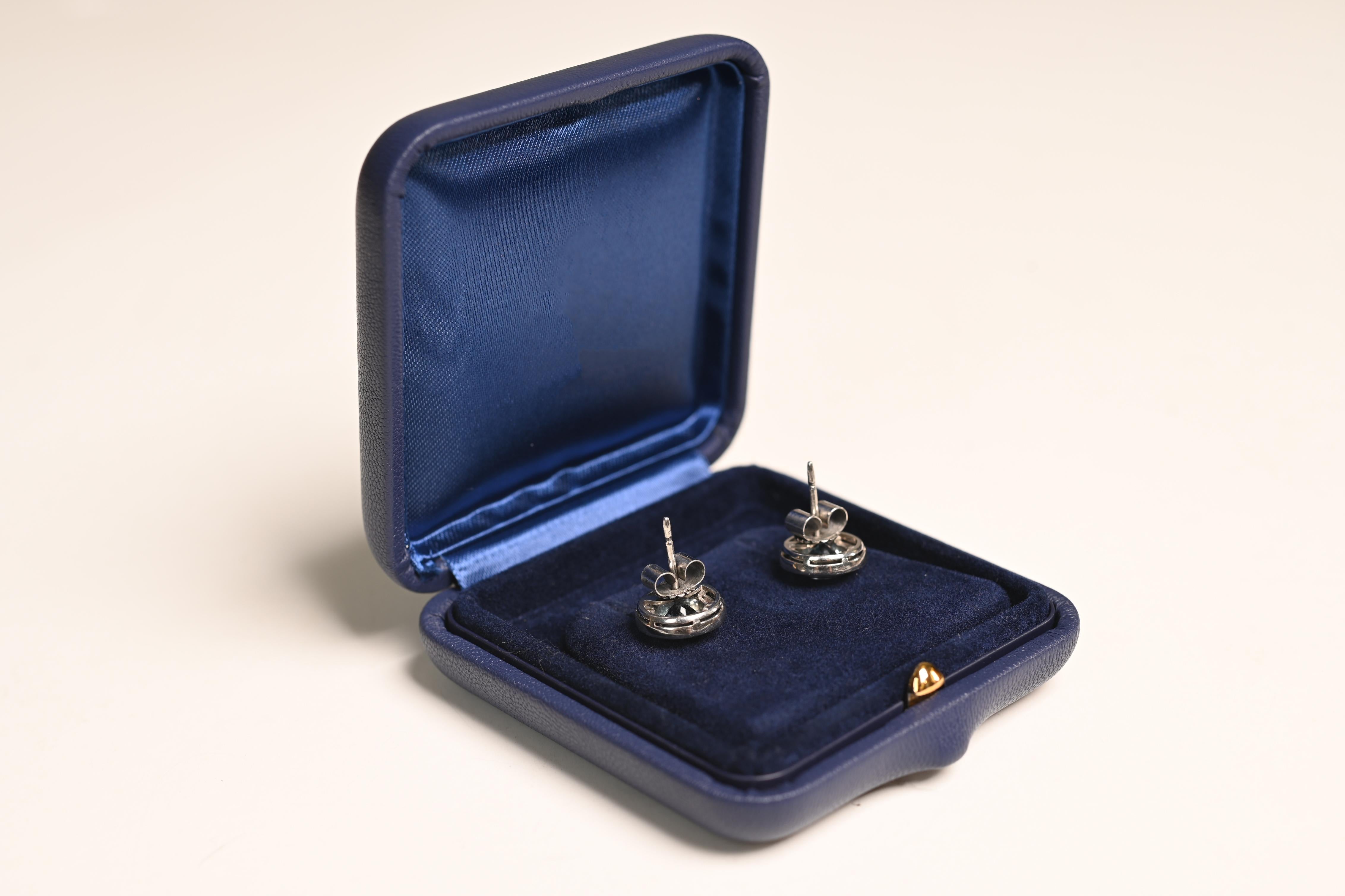 Taille vieille Europe Boucles d'oreilles aigue-marine (environ 2,3 carats), halo de saphirs, platine en vente