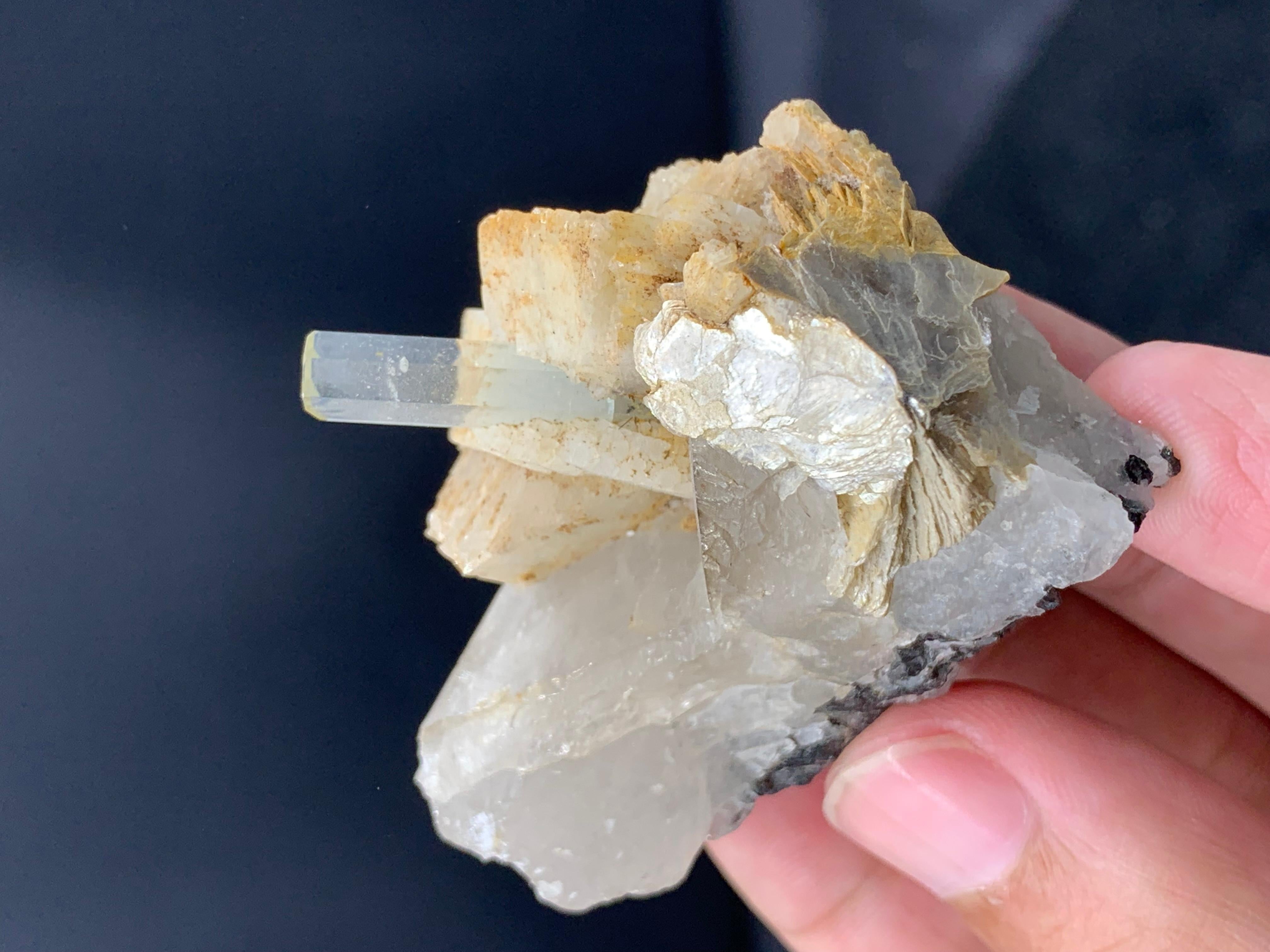 Stile Adam Acquamarina allungata su Muscovite combinata con Quarzo in vendita