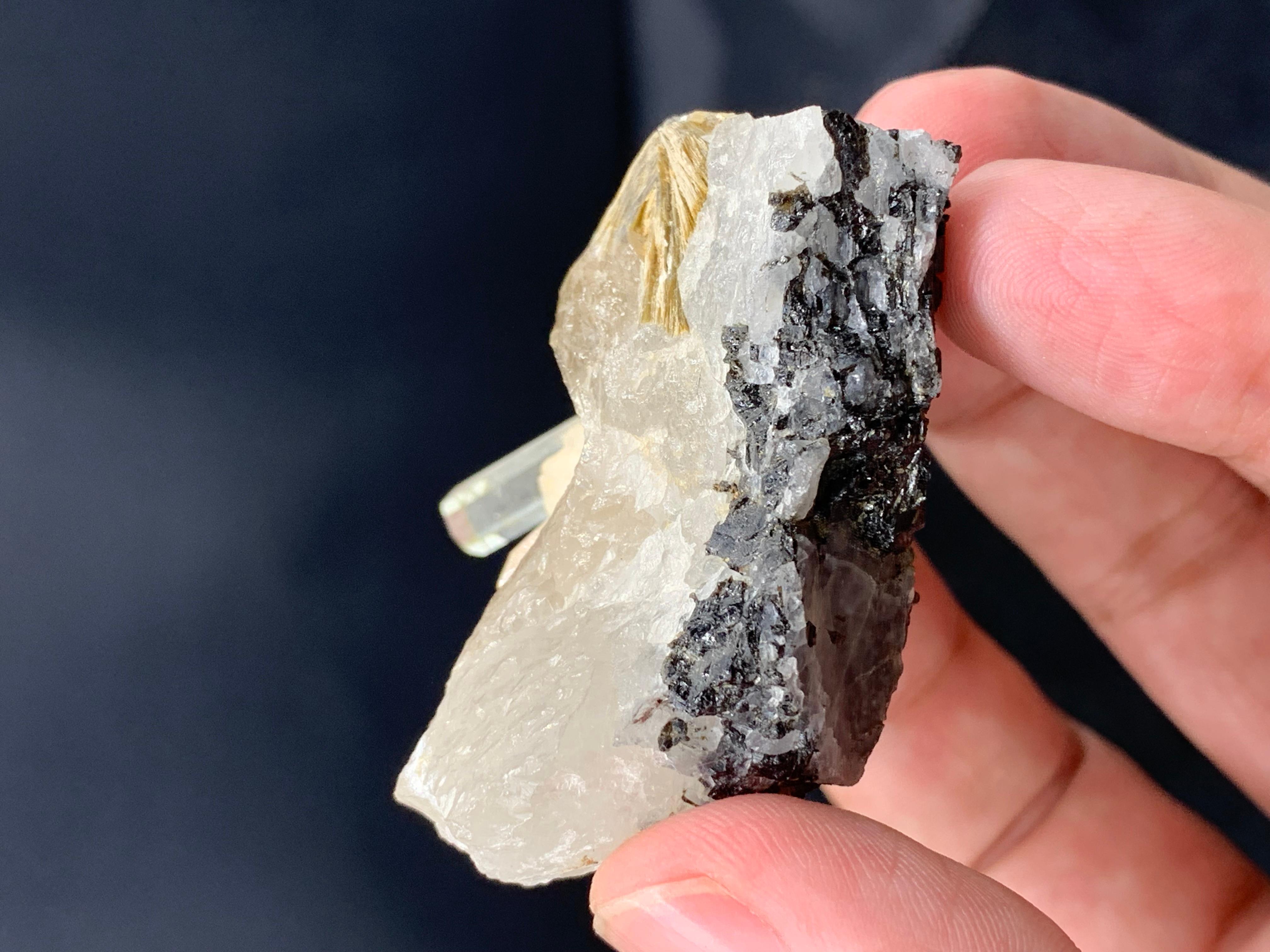 Acquamarina allungata su Muscovite combinata con Quarzo In condizioni buone in vendita a Peshawar, PK