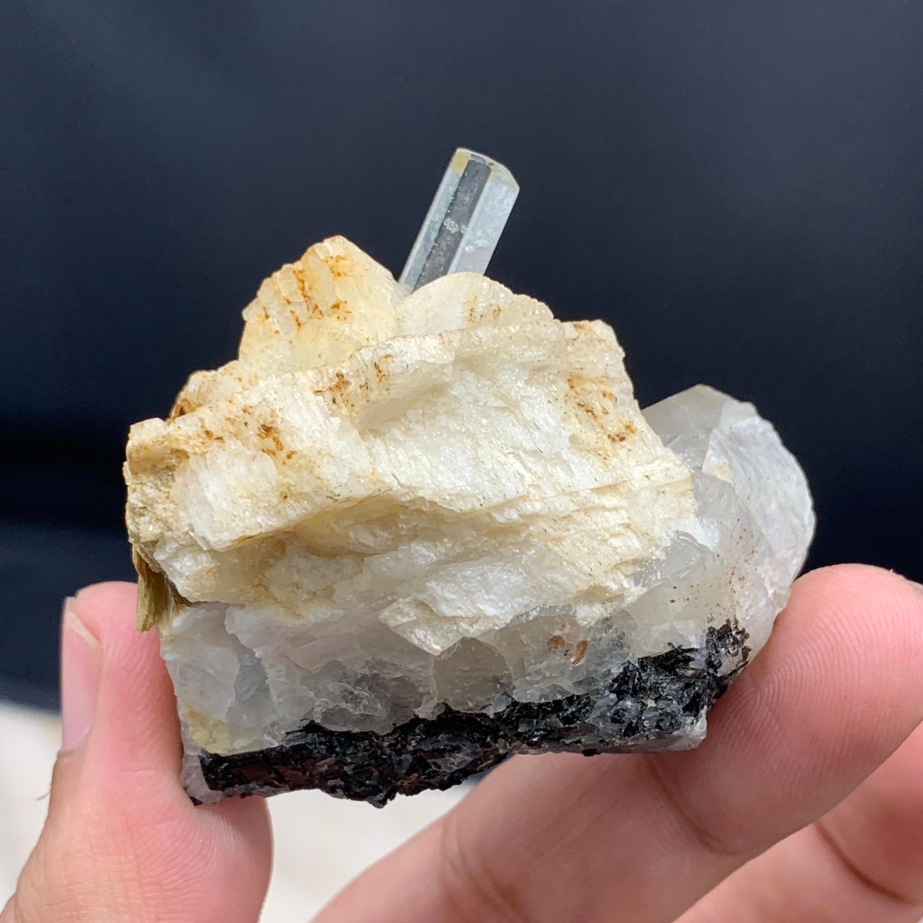 Cristallo di rocca Acquamarina allungata su Muscovite combinata con Quarzo in vendita