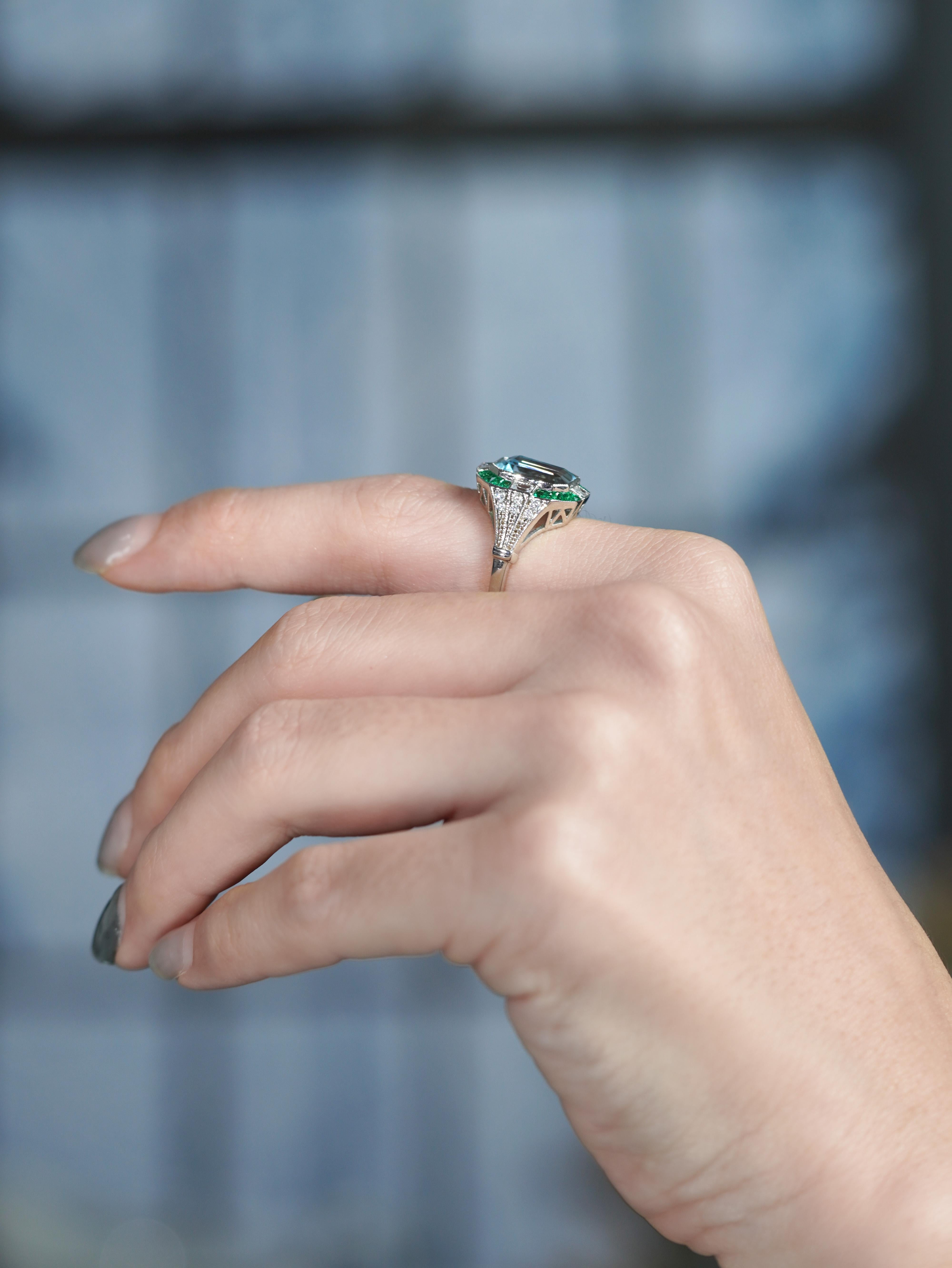 Taille émeraude Bague de style Art déco en or blanc 18 carats, aigue-marine, émeraude et diamant en vente