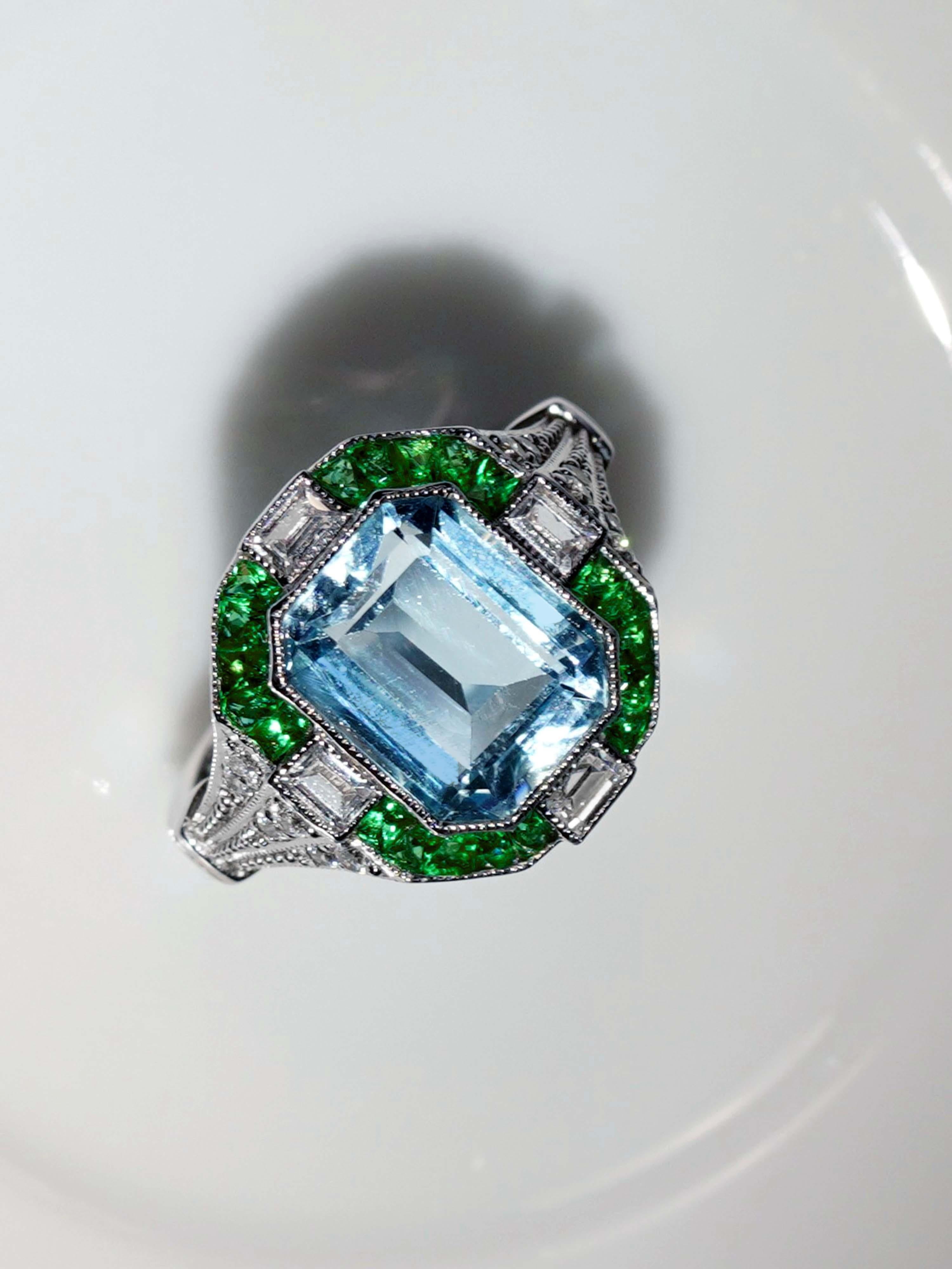 Bague de style Art déco en or blanc 18 carats, aigue-marine, émeraude et diamant Pour femmes en vente
