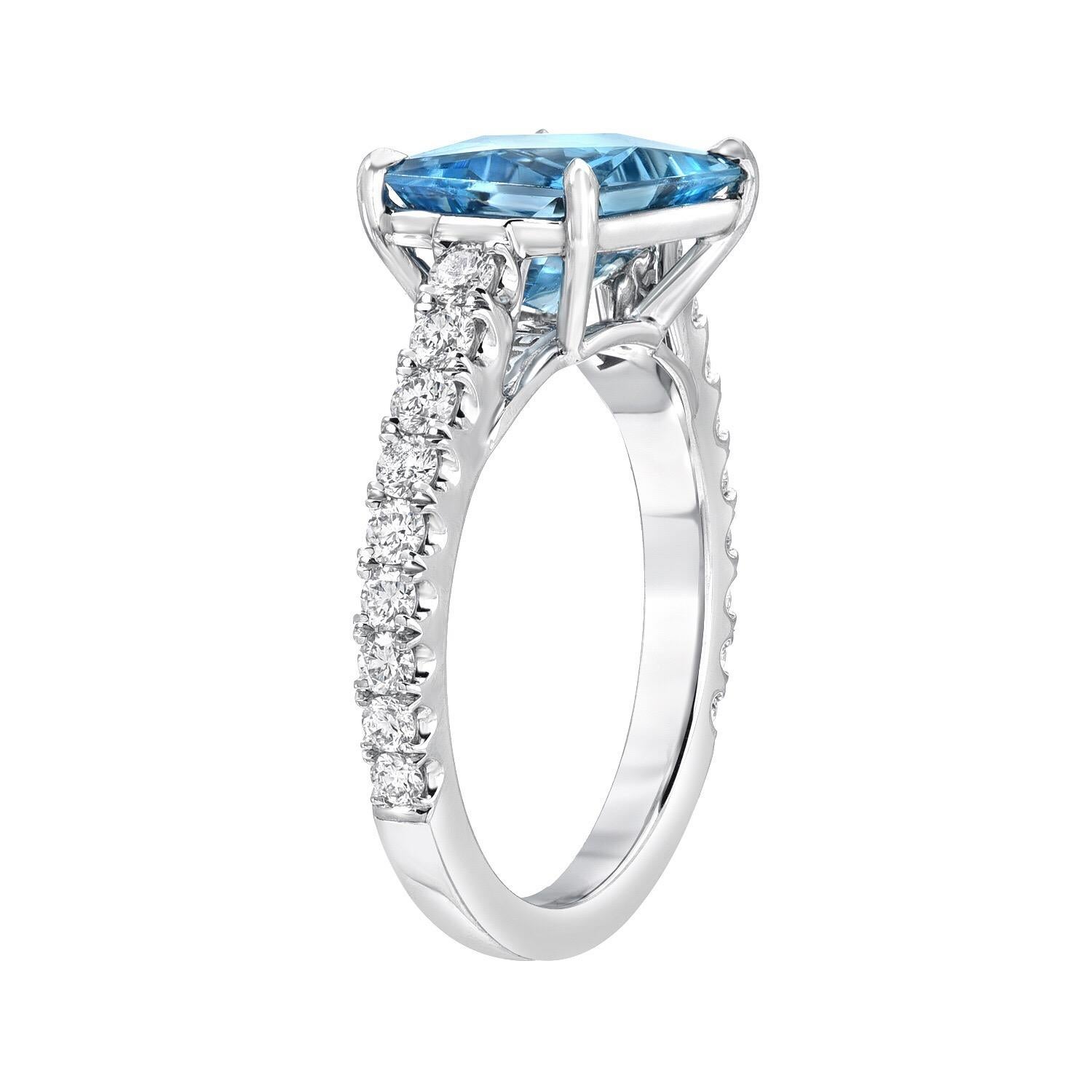 Contemporary Aquamarine Ring 2.59 Carats Emerald Cut For Sale