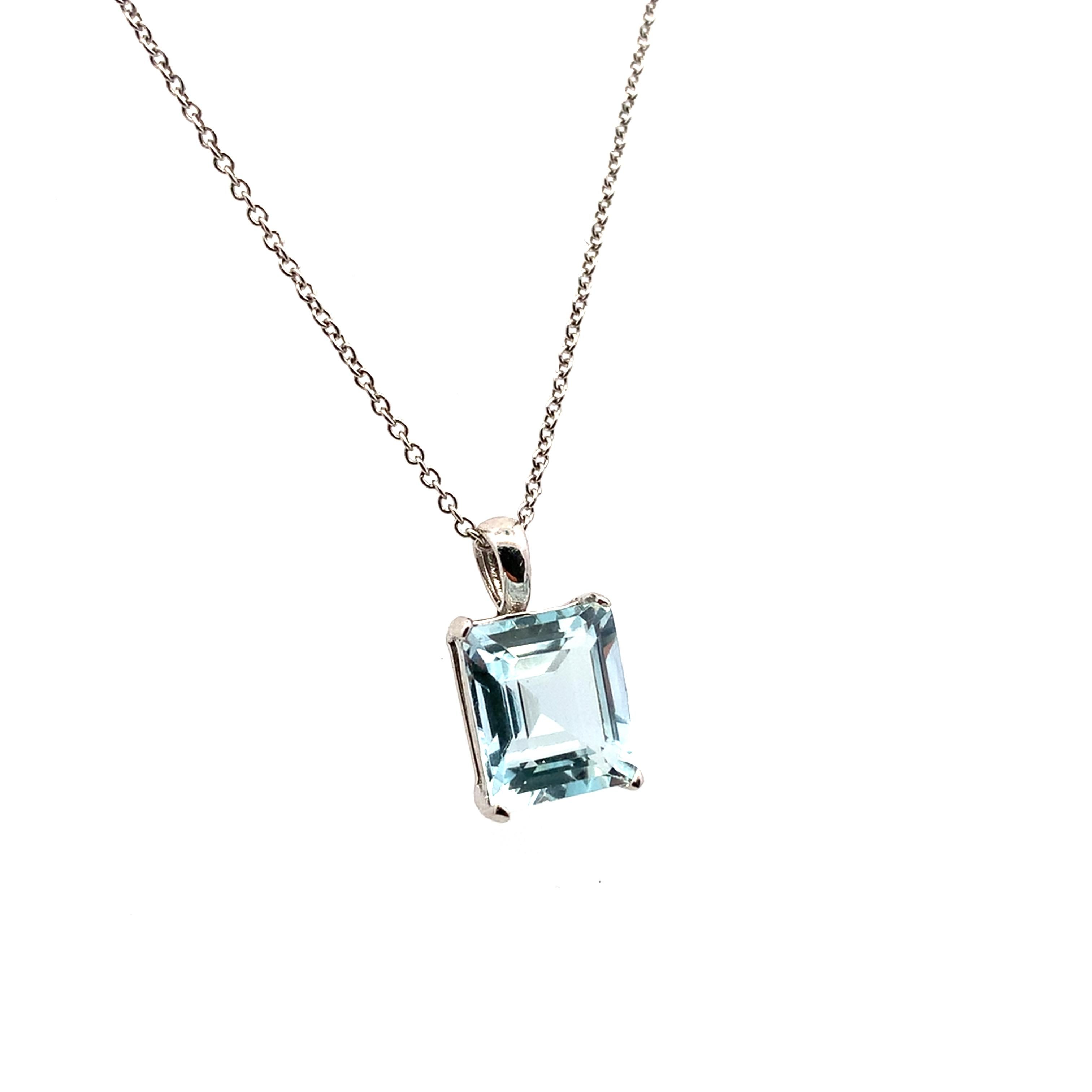 Collana con ciondolo con acquamarina taglio smeraldo in oro bianco 18 ct. In condizioni Nuovo in vendita a London, GB