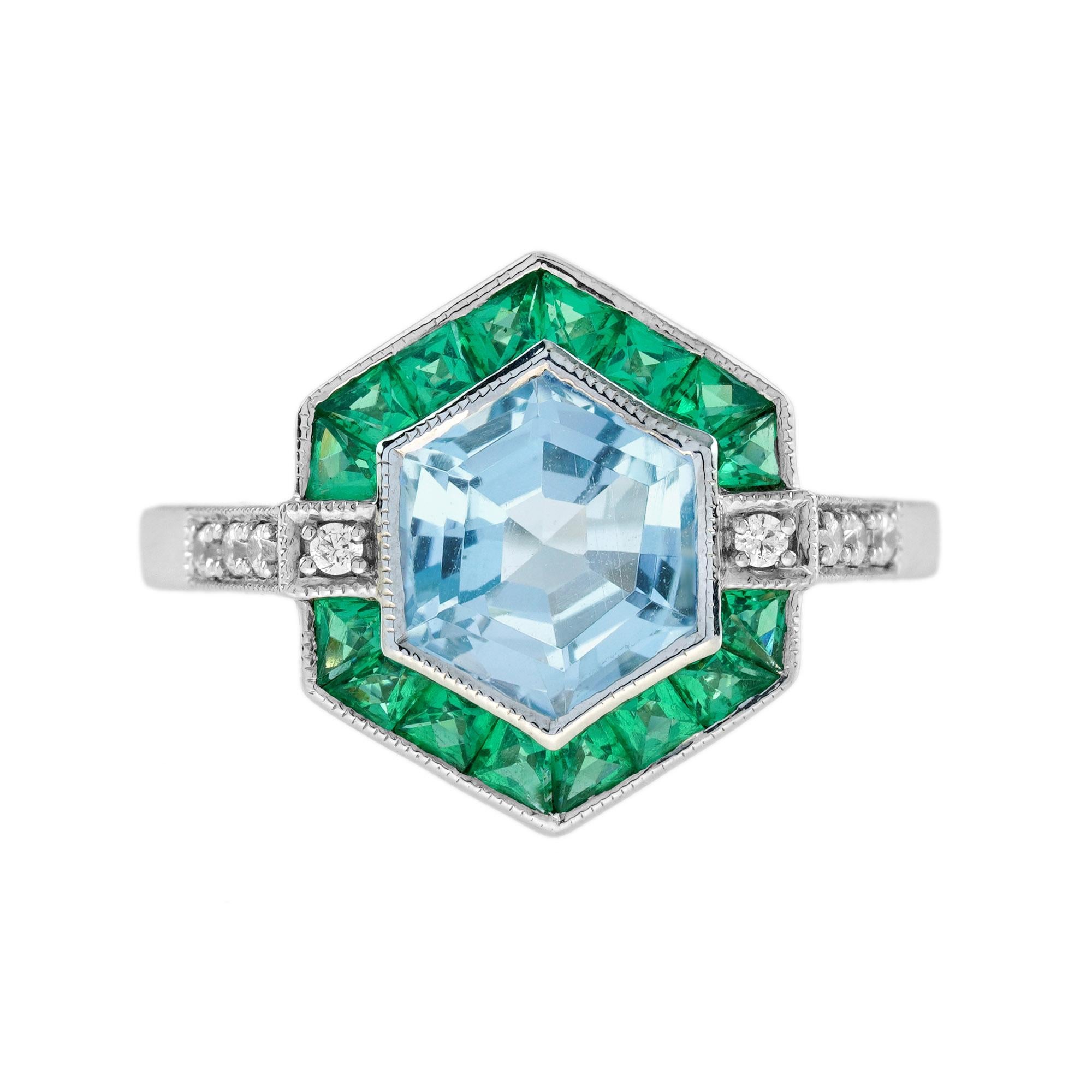 Un gioiello davvero sorprendente e intrigante. Questo audace e colorato anello in stile Art Déco mette in risalto una splendida acquamarina dal taglio esagonale, incorniciata da smeraldi taglio francese in un accattivante contrasto. Su ogni lato e