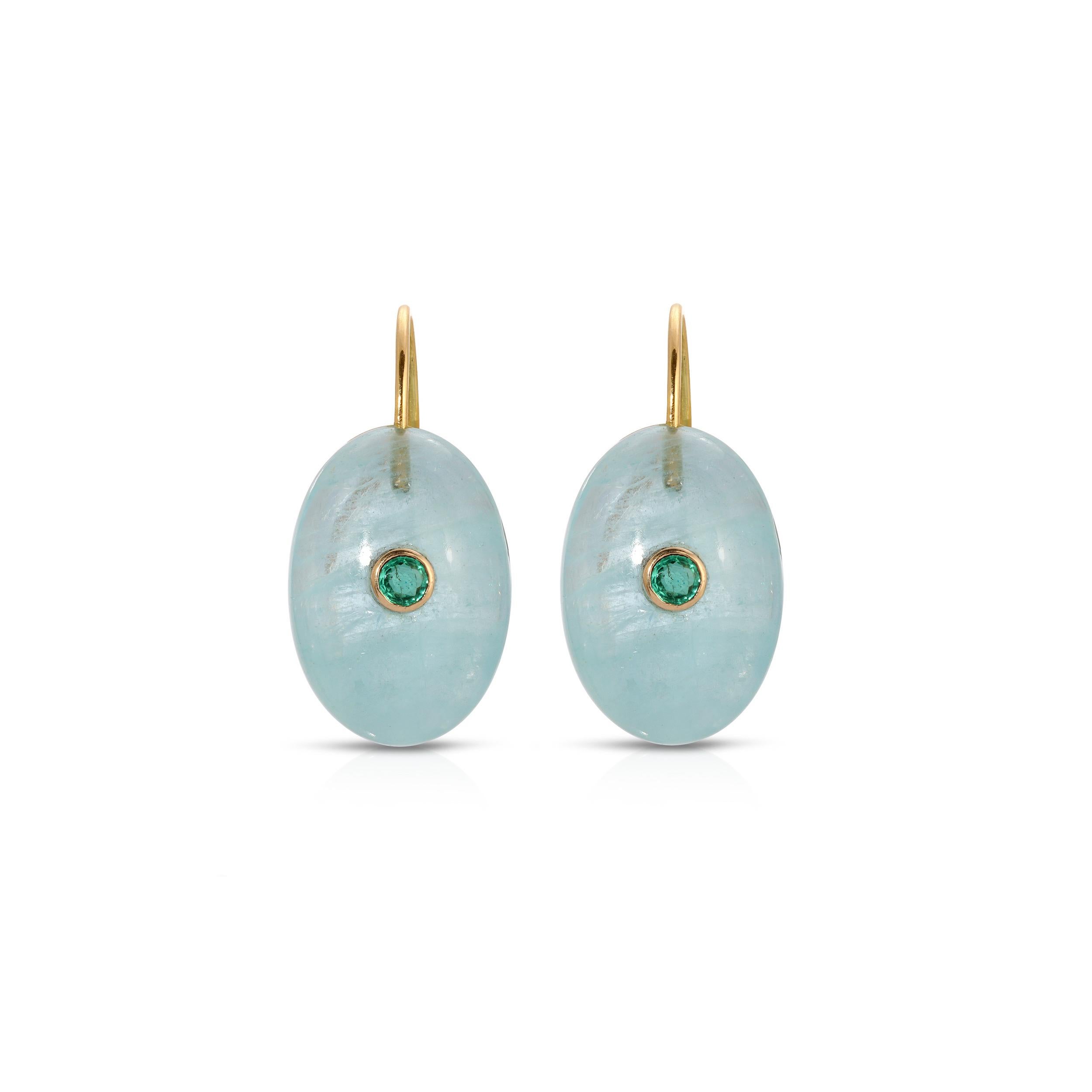 Wunderschöne Tropfenohrringe in modernem Design mit einer Mischung aus Edelsteinen. Diese atemberaubenden Ohrringe bestehen aus 15,80 Karat großen, ovalen, milchig-blauen Cabochon-Aquamarinen mit 0,40 Karat feurigen Smaragden im Kundan-Stil in der
